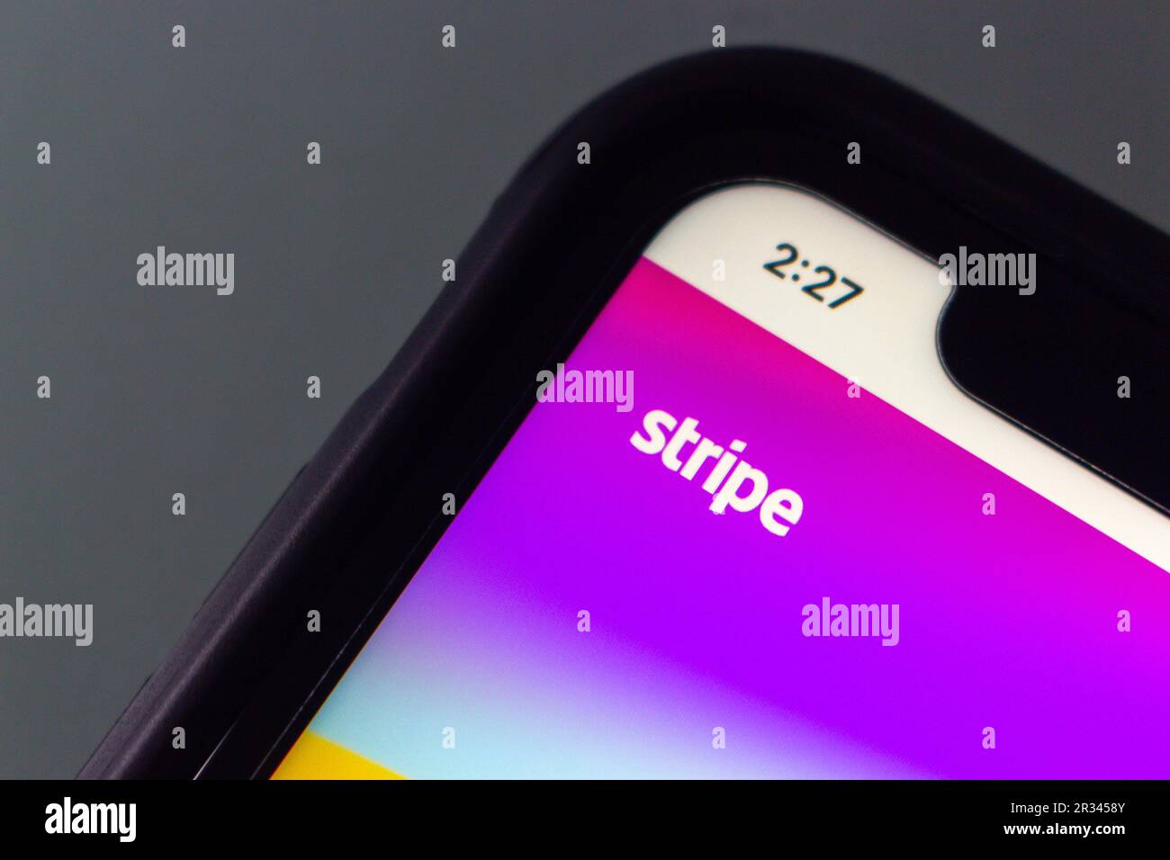 Gros plan logo de Stripe vu dans son site Web sur un écran d'iPhone. Stripe, Inc. Est un fournisseur irlandais et américain de services financiers et de services de paiement Banque D'Images