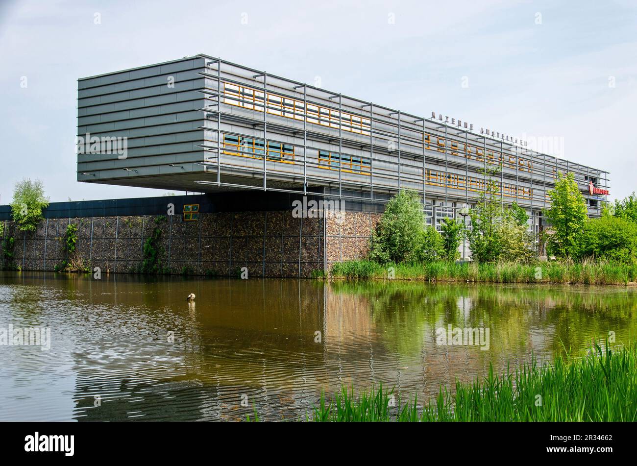 Amstelveen, pays-Bas, 14 mai 2023: Le bâtiment des pompiers cantilevant au-dessus du lac voisin Banque D'Images