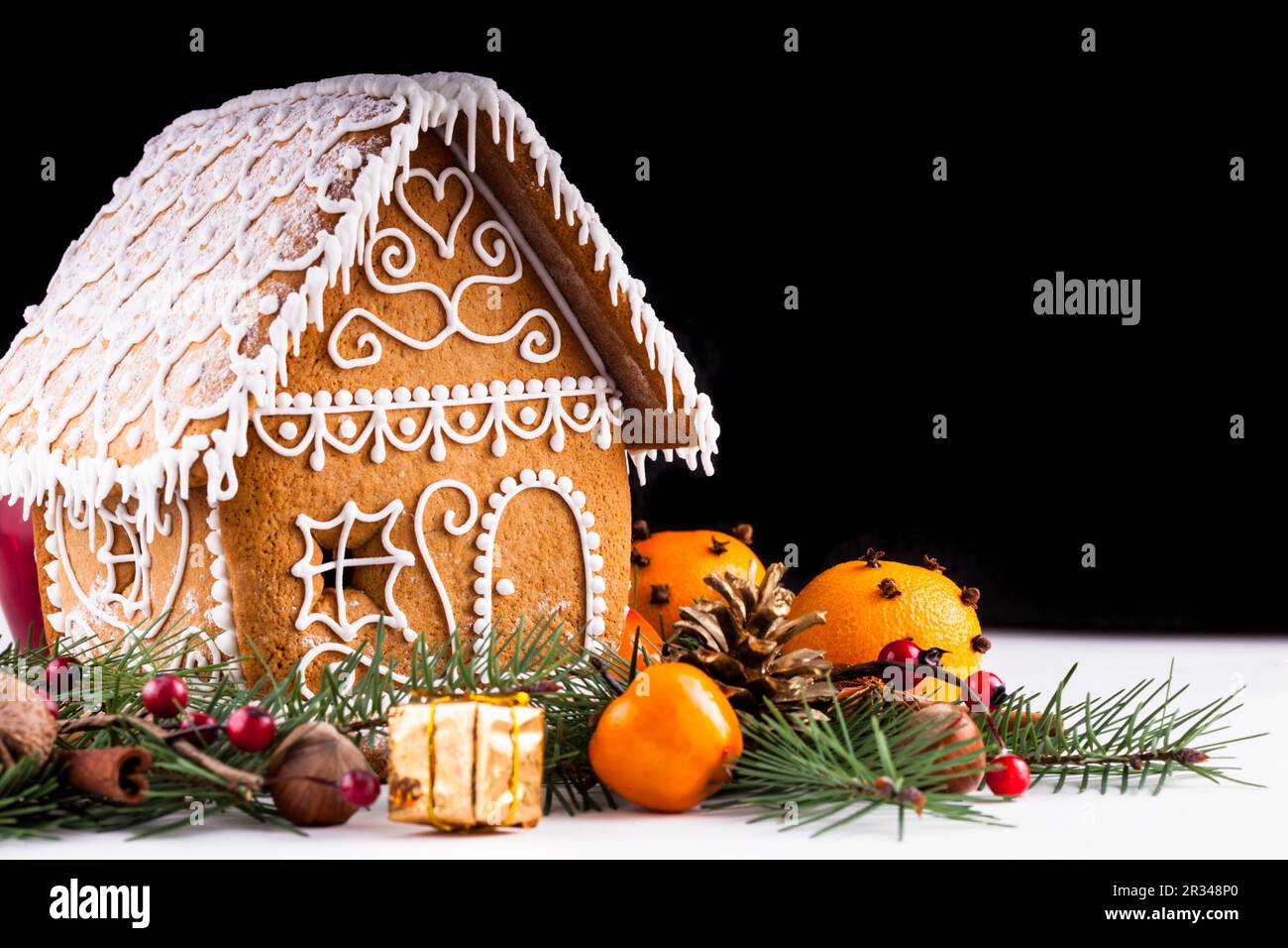 D'épices maison avec des décorations de Noël sur un backgrond blanc Banque D'Images