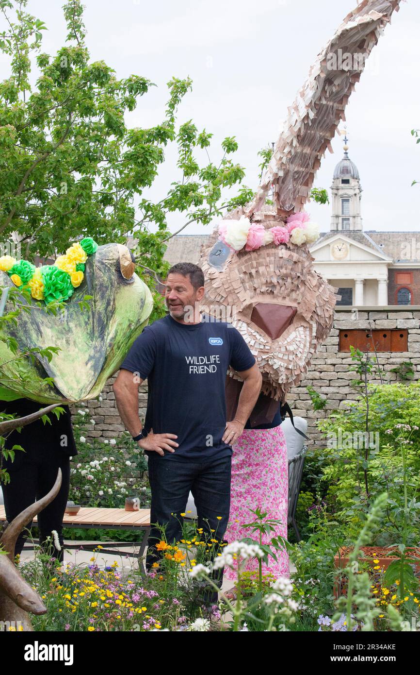 Londres, Royaume-Uni. 22nd mai 2023. Steve Backwall au Chelsea Flower Show, où il pose sur le jardin de la RSPCA portant un t-shirt « Wildlife Friend ». Credit: Anna Watson/Alay Live News Banque D'Images