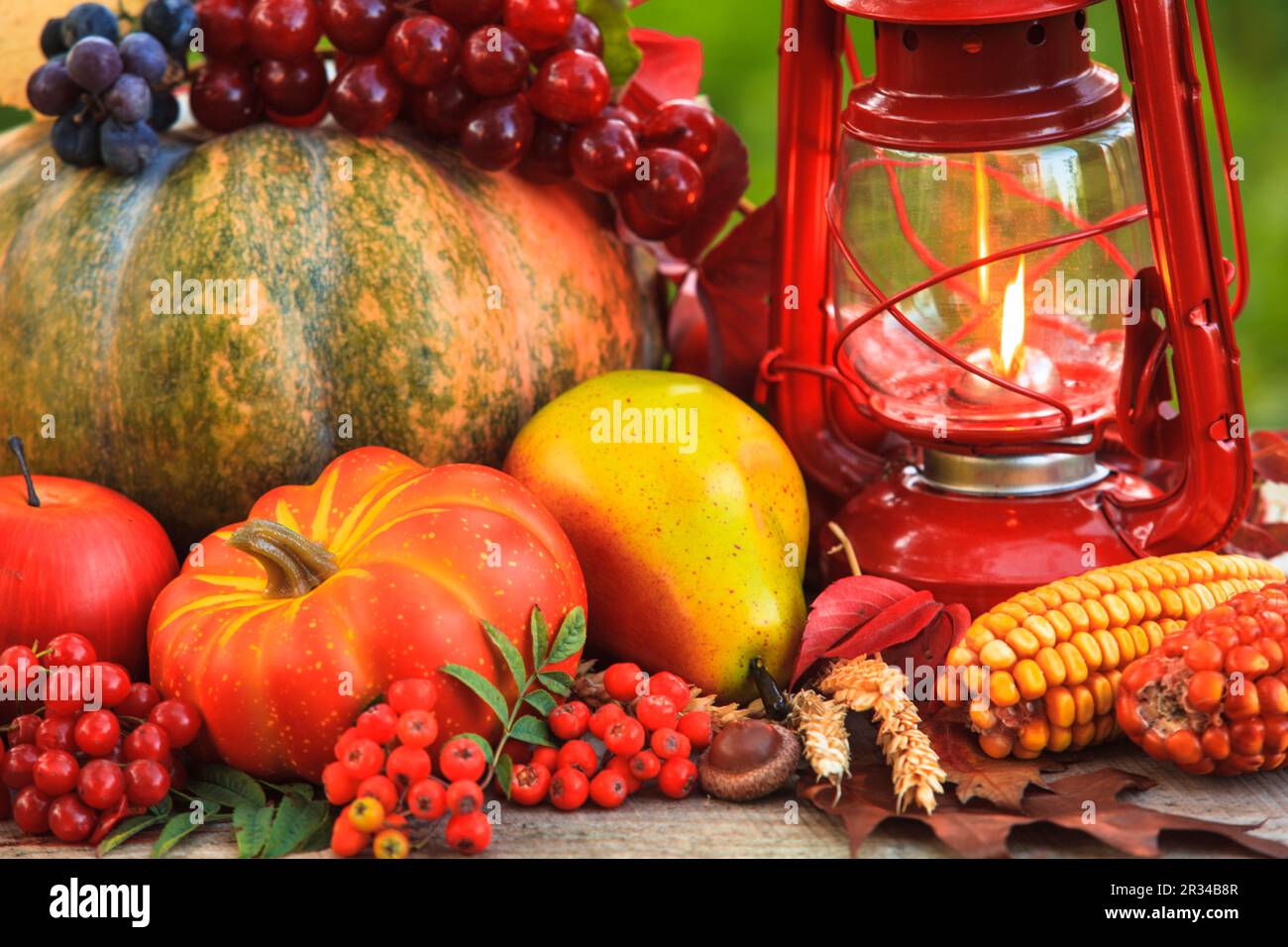 Les fruits et les noix, les citrouilles sur la table d'extérieur et de lampe à kérosène - automne confortable Banque D'Images