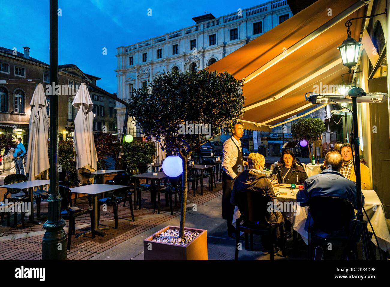 Restaurante al anochecer, plaza Vecchia,ciudad alta,Bergame, Lombardie, Italia, Europa. Banque D'Images