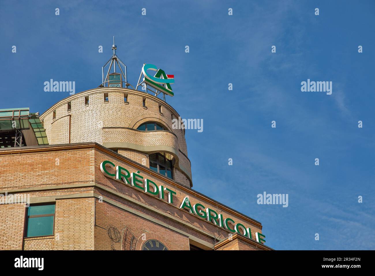 Kiev, Ukraine - 18 mars 2023 : logo de la banque crédit agricole dans le centre-ville. C'est une banque coopérative française qui provient en partie de l'agriculture Banque D'Images