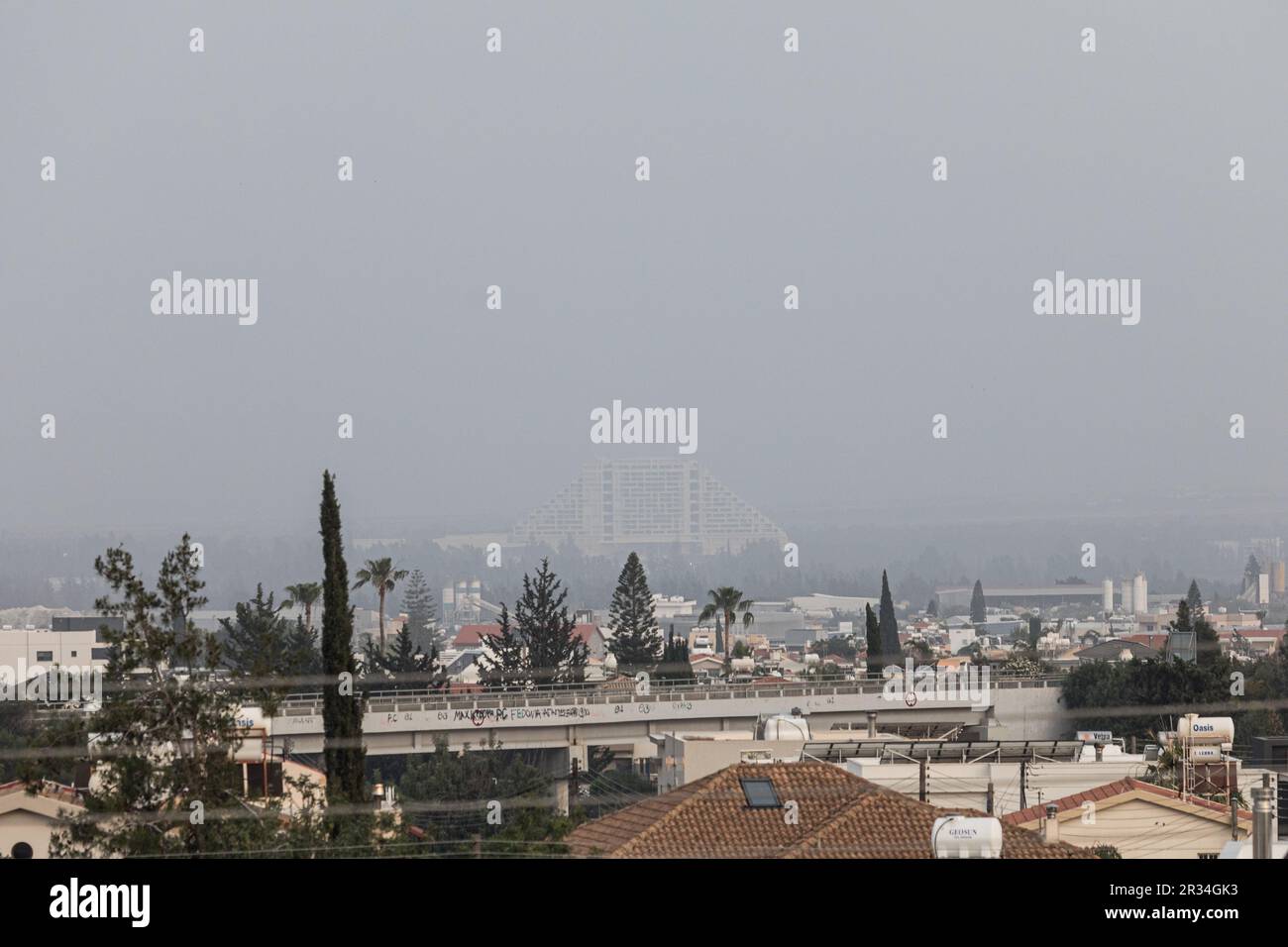 Limassol, Chypre. 22nd mai 2023. Le nouveau casino de Limassol est à peine vu en raison de la poussière de nuages, Limassol, Chypre, le mai. 22, 2023. On observe aujourd'hui une forte concentration de poussière dans l'air, selon les mesures effectuées par les stations au sol du réseau de surveillance de la qualité de l'air, exploité par le Département de l'inspection du travail. Le réseau de surveillance de la qualité de l'air a émis un avertissement à l'intention des groupes vulnérables, comme les enfants, les personnes âgées et les infirmes. (Photo de Kostas Pikoulas/Sipa USA). Credit: SIPA USA/Alay Live News Banque D'Images