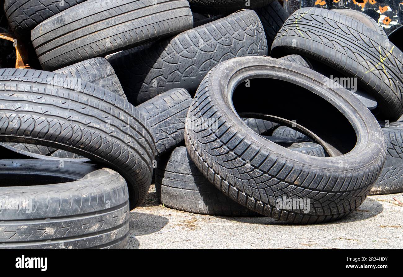 Décharge industrielle pour le recyclage des pneus usagés et des pneus en  caoutchouc. Vieux pneus usagés. Une décharge pleine de pneus de voiture  usagés. Le concept de recyclage et Photo Stock -