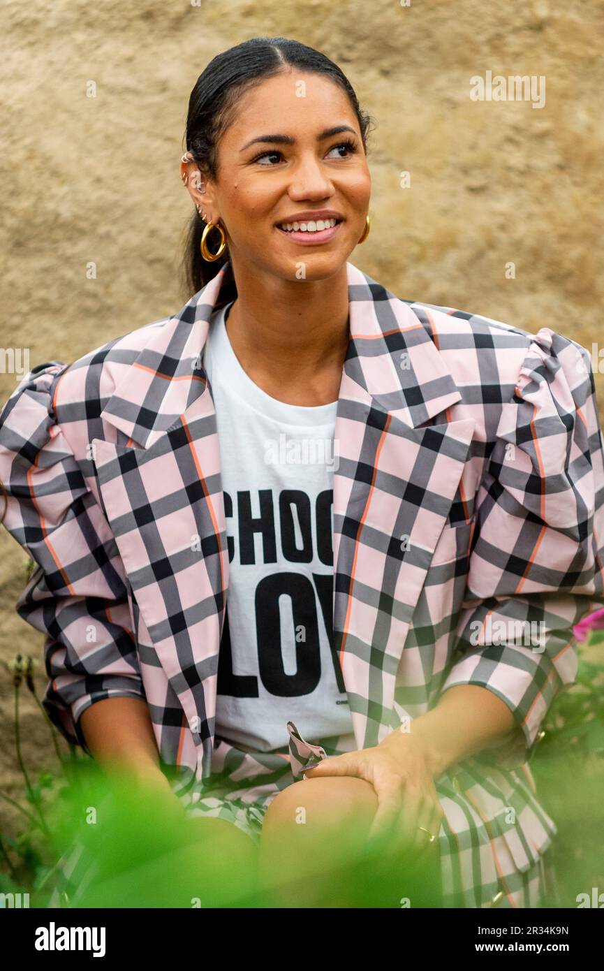 Londres, Royaume-Uni. 22 mai 2023. Vick Hope, ambassadeur de Choose Love, à l'exposition Choose Love Garden, le jour de la presse du RHS Chelsea Flower Show, sur le terrain du Royal Hospital Chelsea. Le spectacle se déroulera jusqu'au 27 mai 2023. Credit: Stephen Chung / Alamy Live News Banque D'Images