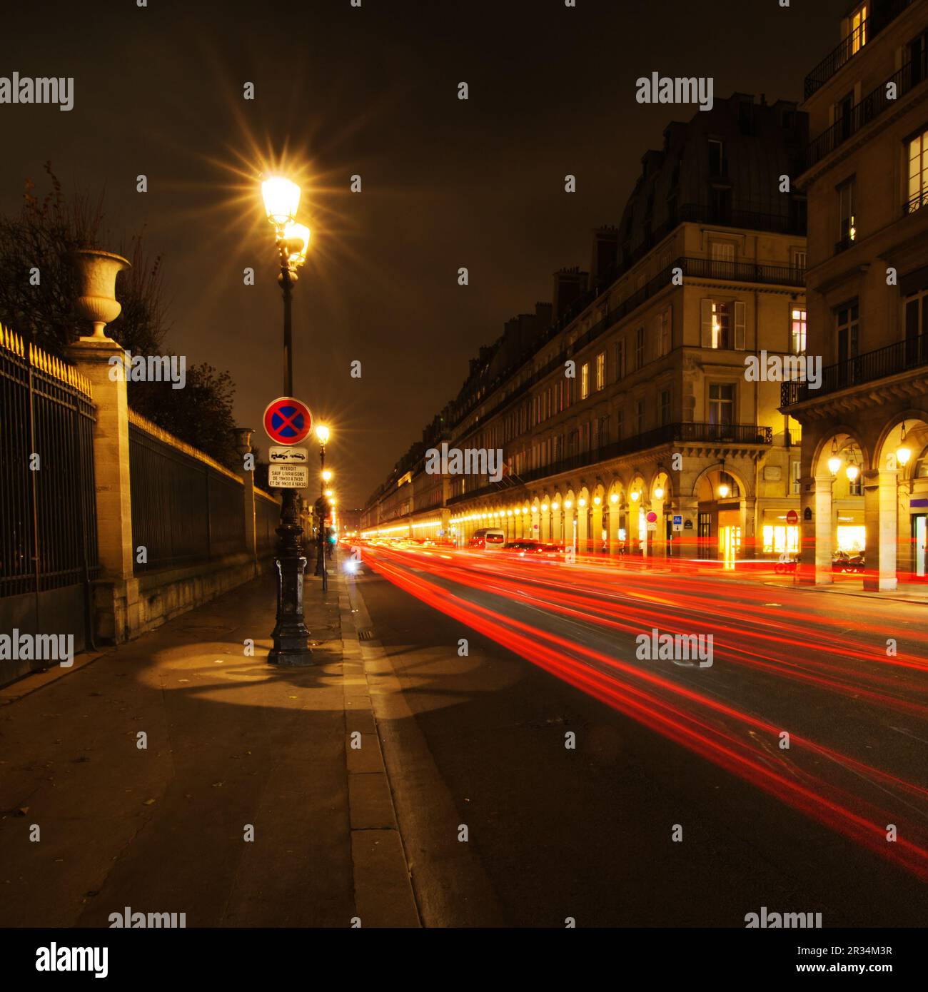 Vue sur la rue à Paris la nuit avec des traces de circulation Banque D'Images