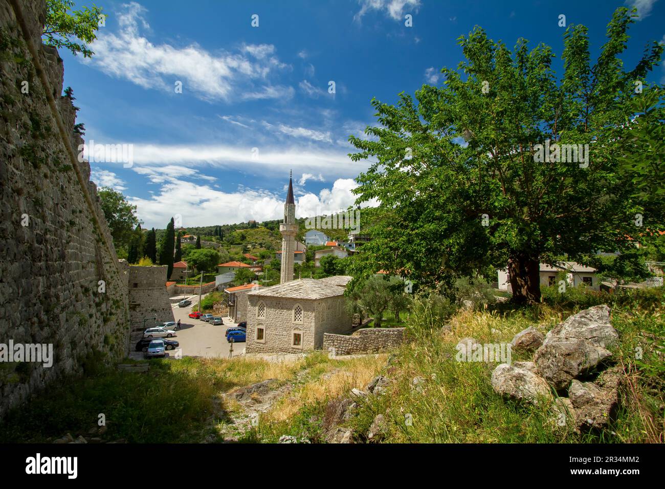 Aujourd'hui, la beauté d'Ahmet Bey et de son Lodge dans la ville de Stari Bar, au Monténégro. Château d'un côté, mûrier de l'autre. Banque D'Images