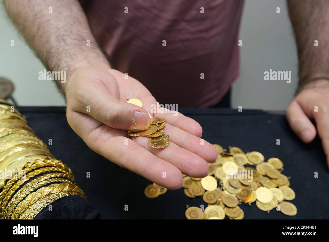 Mains d'homme tenant des pièces d'or. Montrant le quart d'or turc. Banque D'Images