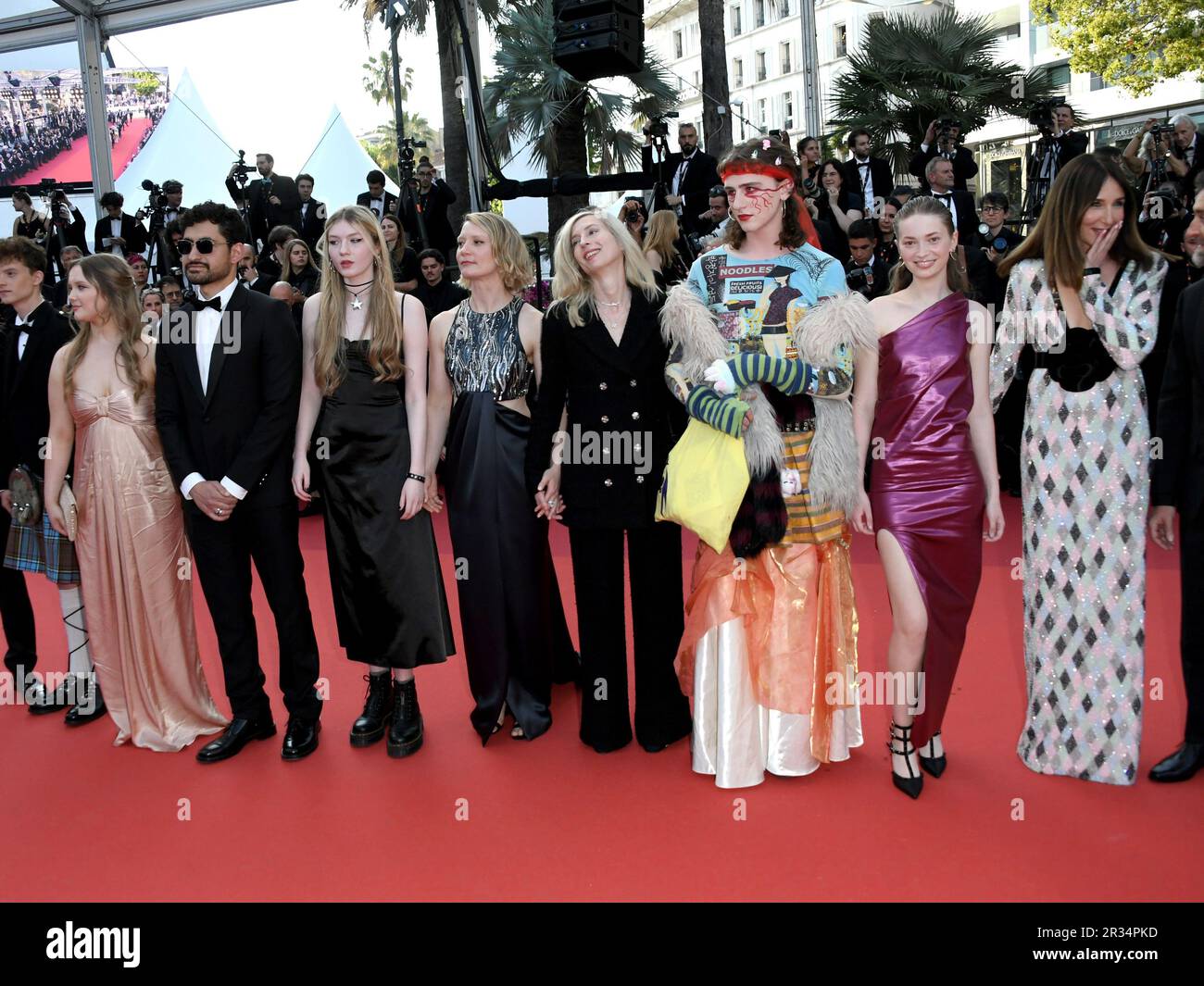 Cannes, France. 22nd mai 2023. 76th Festival de Cannes 2023, soirée 7 - film tapis rouge 'Club Zero'. Sur la photo Lukas Turtur, Mathieu Demy, Elsa Zylberstein, Ksenia Devriendt, Luke Barker, Directrice Jessica Hausner, Mia Wasikowska, Florence Baker, Amir El-Masry, Gwen Currant et Samuel D Anderson Credit: Independent photo Agency/Alay Live News Banque D'Images