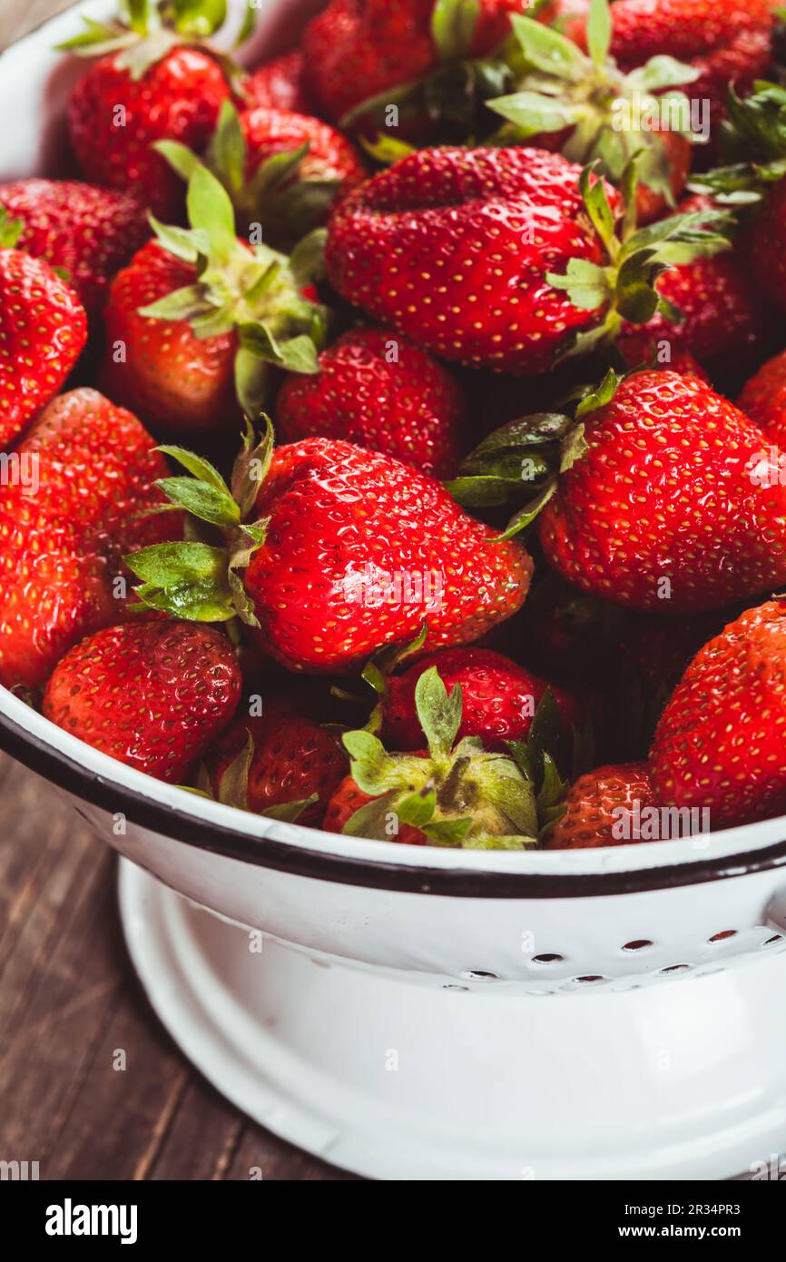 Les fraises dans une passoire Banque D'Images