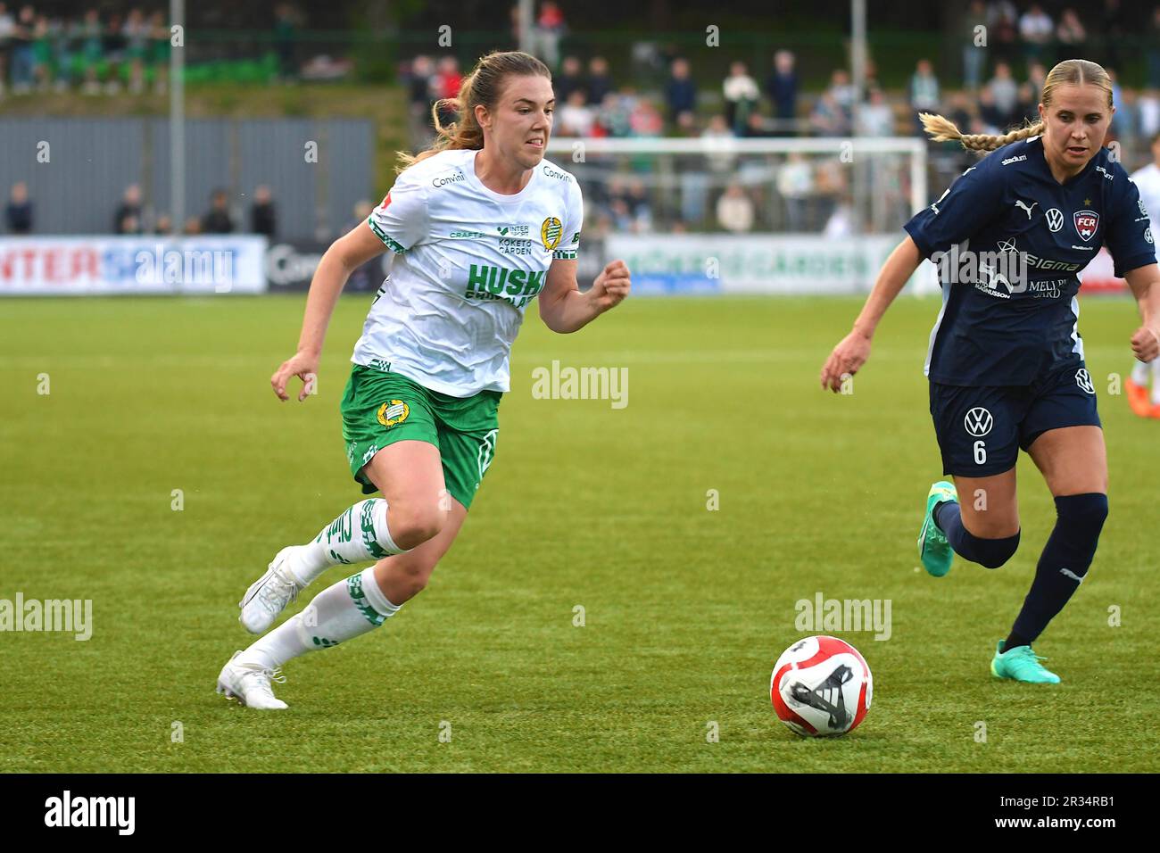Stockholm, Suède. 22nd mai 2023. Stockholm, Suède, 22 mai 2023: Emma Westin (23 Hammarby) et Ria Oling (6 FC Rosengard) pendant le match dans la Ligue suédoise OBOS Damallsvenskan sur 22 mai 2023 entre Hammarby IF et FC Rosengard à Hammarby IP à Stockholm, Suède (Peter Sonander/SPP) crédit: SPP presse sportive photo. /Alamy Live News Banque D'Images