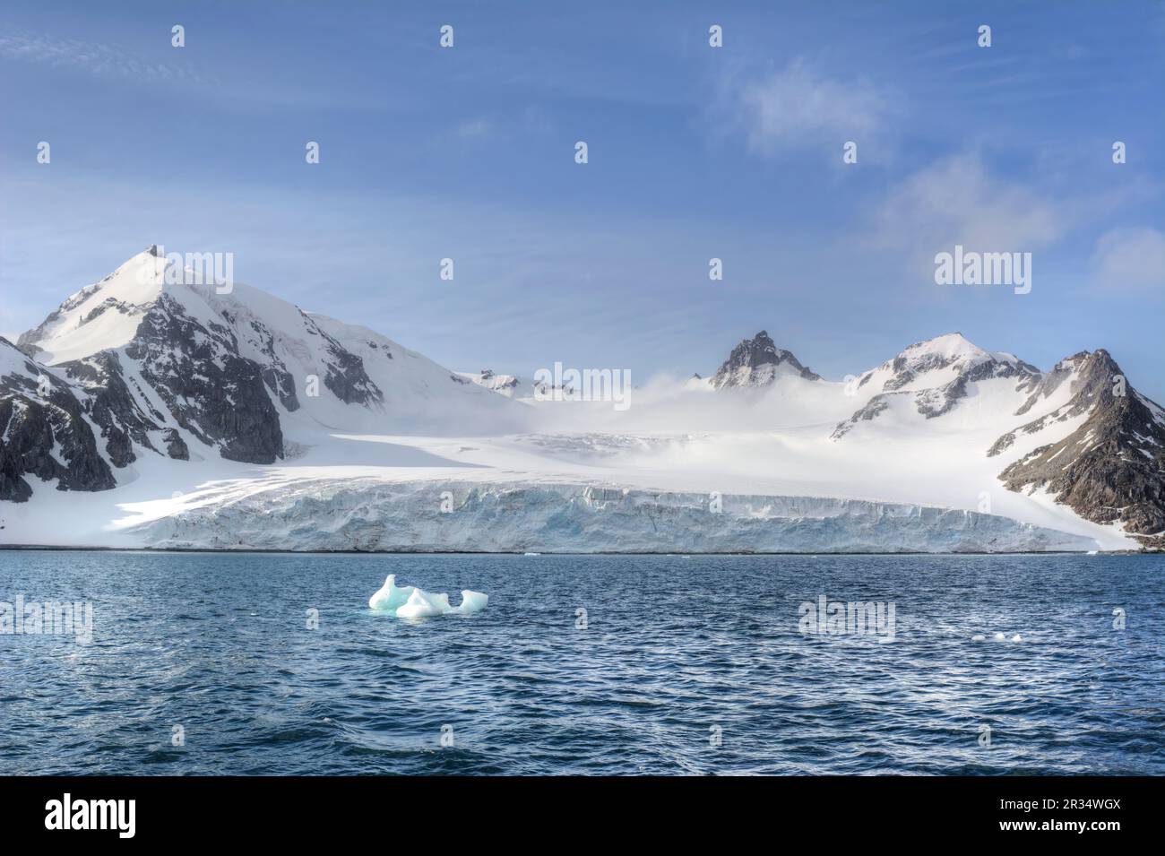 Montagnes enneigées et rochers de l'Antarctique Banque D'Images