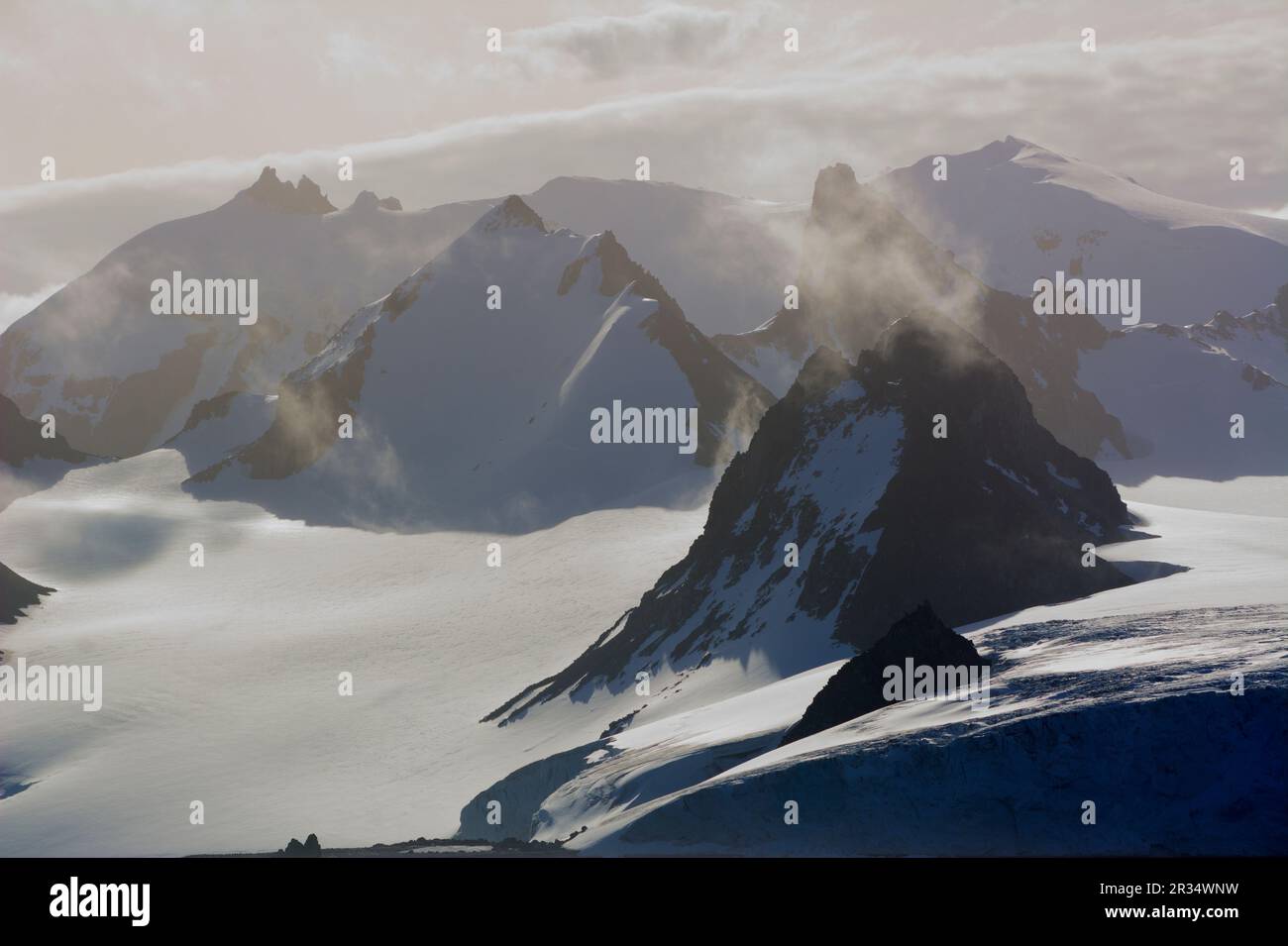 Montagnes enneigées et rochers de l'Antarctique Banque D'Images