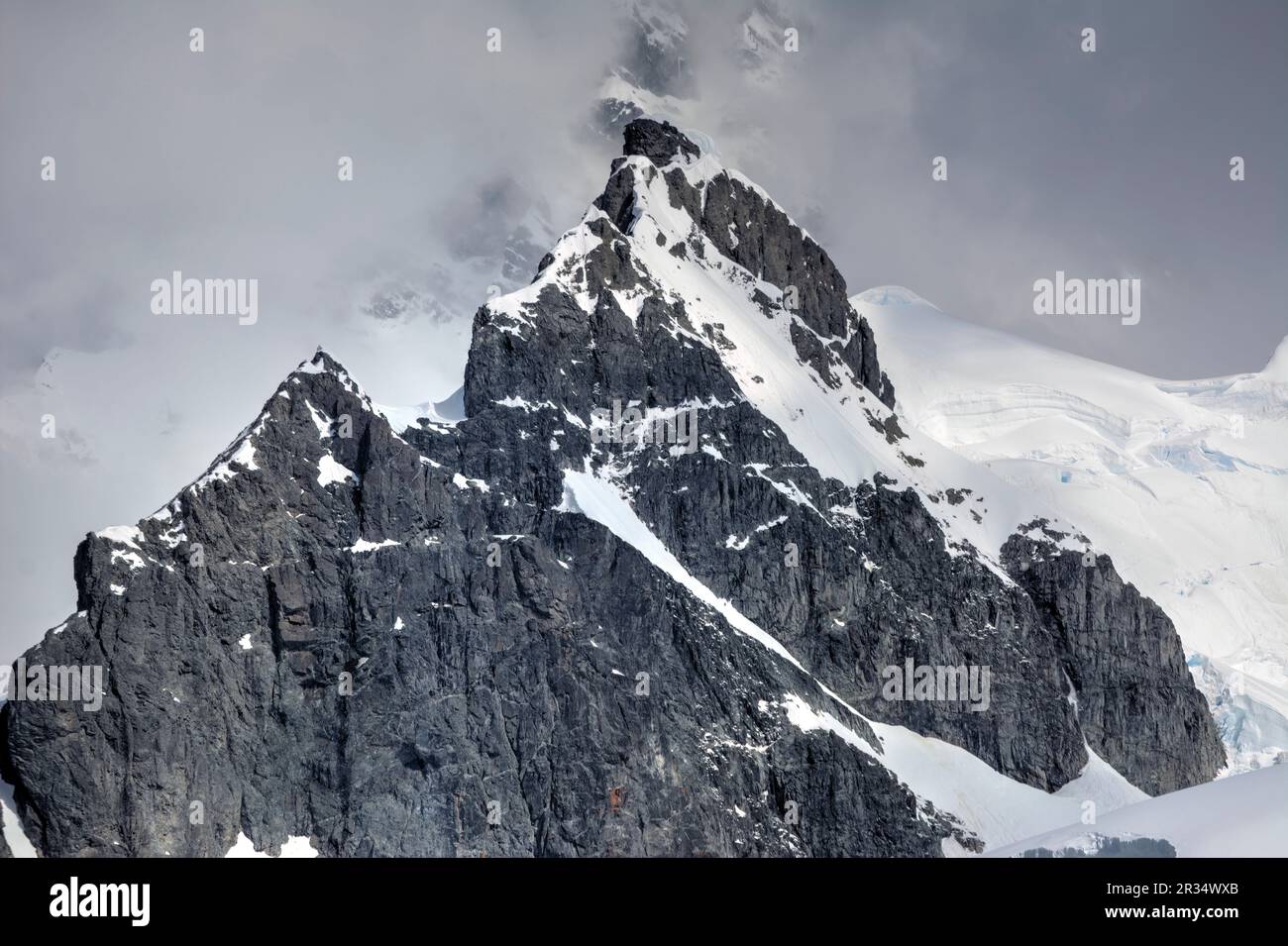 Montagnes enneigées et rochers de l'Antarctique Banque D'Images