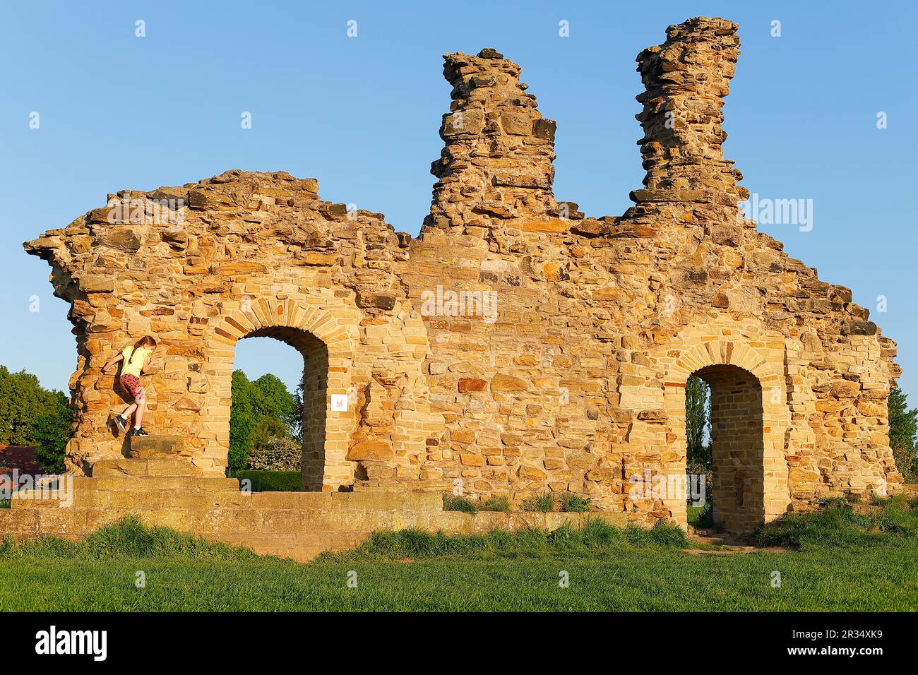 Une jeune fille de 7 ans a vu grimper sur les murs au château de Sandal à Wakefield, West Yorkshire, Royaume-Uni Banque D'Images