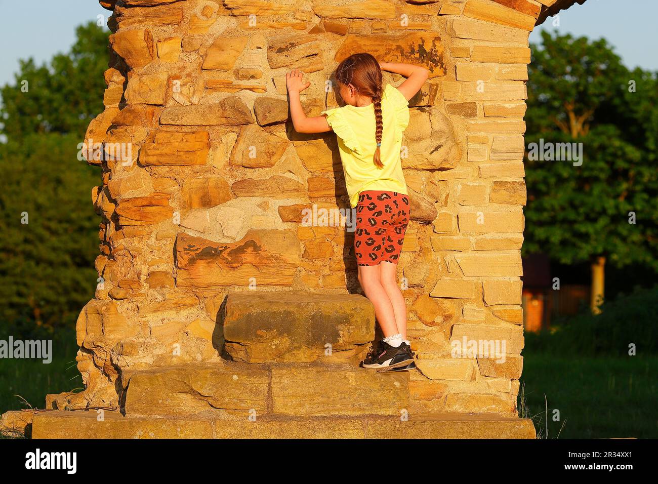 Une jeune fille de 7 ans a vu grimper sur les murs au château de Sandal à Wakefield, West Yorkshire, Royaume-Uni Banque D'Images