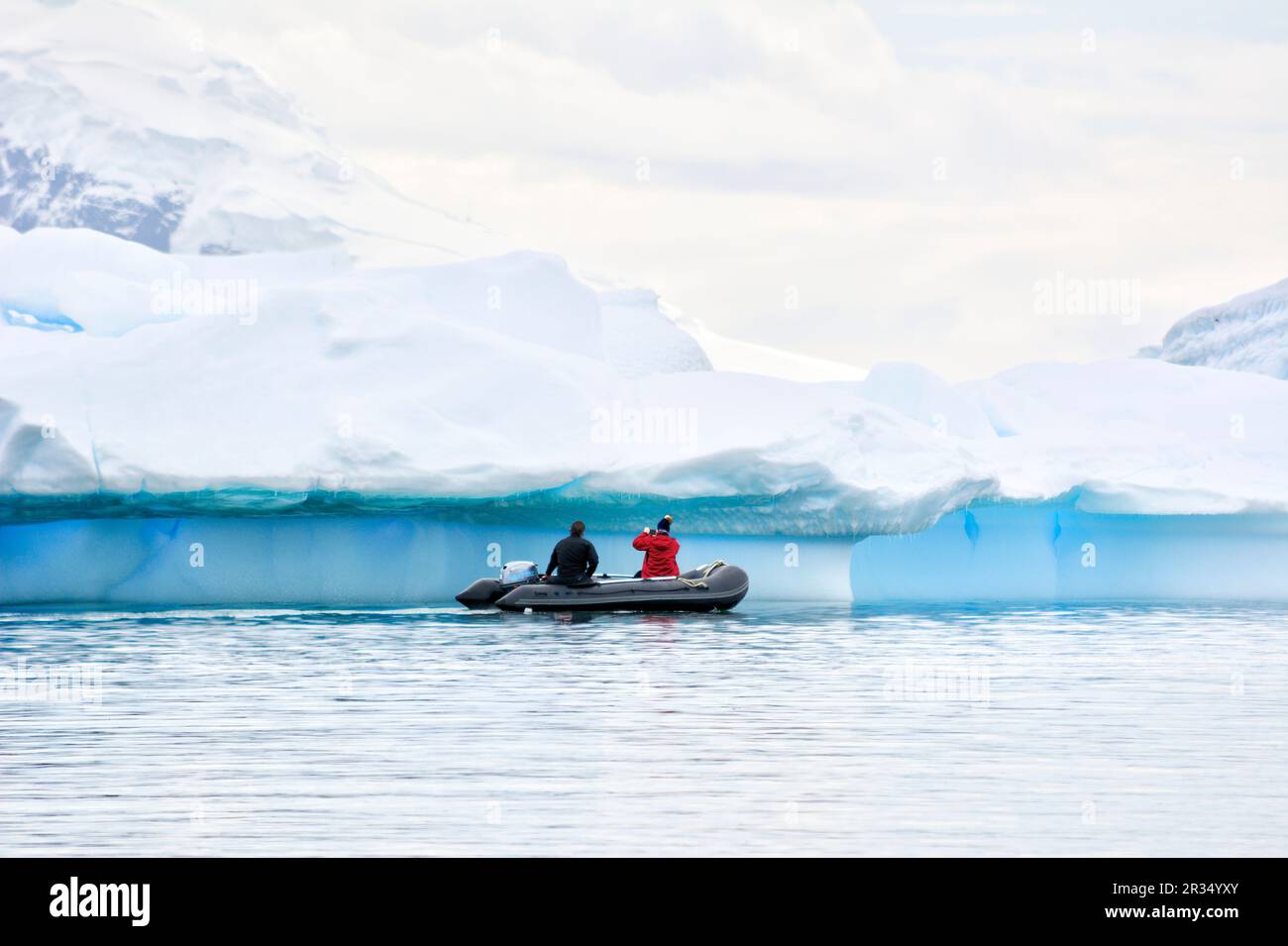 Un groupe de touristes fait une excursion sur un bateau à moteur en Antarctique. Banque D'Images