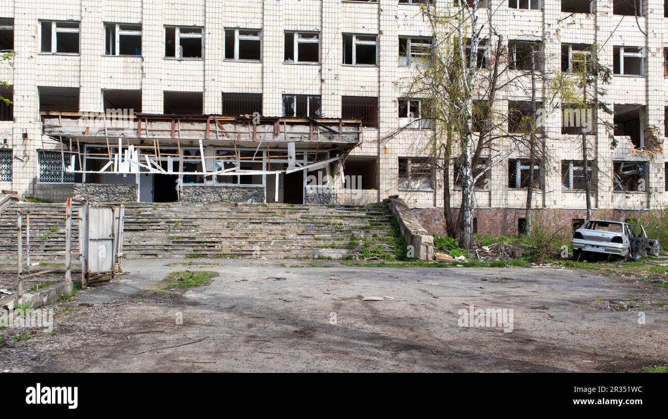 Bâtiment administratif détruit en Ukraine. La façade endommagée du bâtiment de l'administration régionale de l'État après le bombardement des Russes Banque D'Images