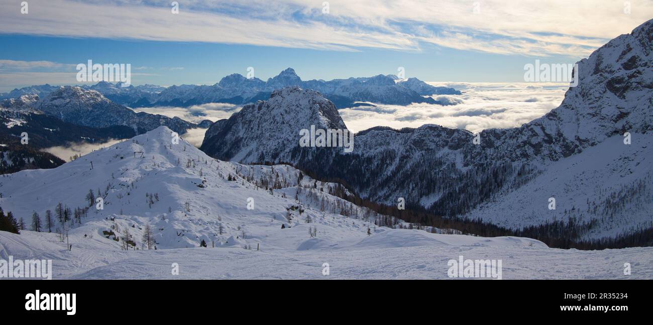 Vue panoramique dans l'arène de ski autrichienne Nassfeld en direction du groupe montagnard de Montasio en Italie. Banque D'Images