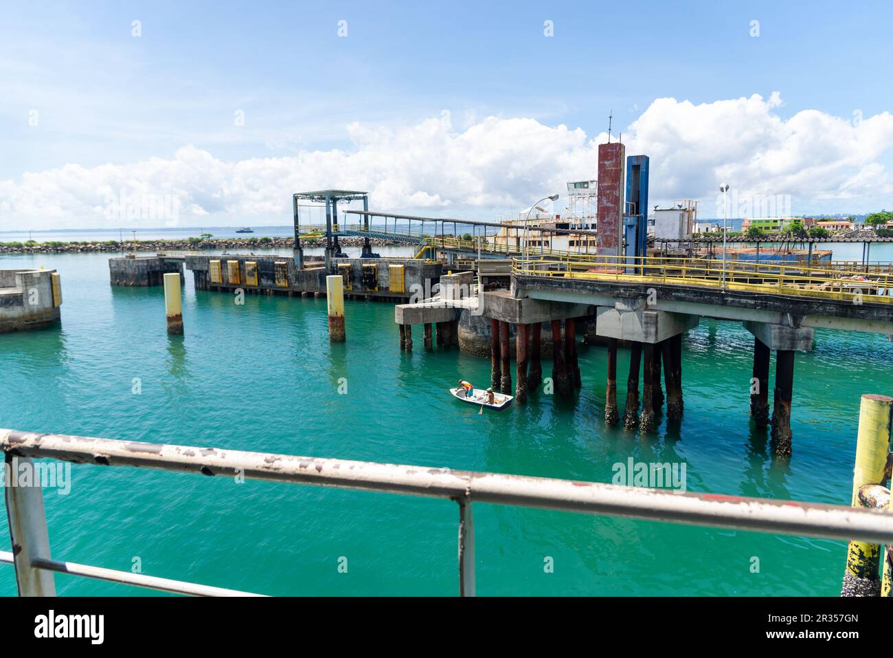 Vera Cruz, Bahia, Brésil - 11 avril 2023 : terminal maritime ferry-bateau sur l'île d'Itaparica à Vera Cruz, Bahia. Banque D'Images