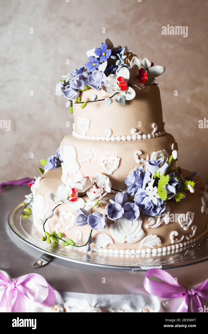 Gâteau de mariage à trois étages Banque D'Images