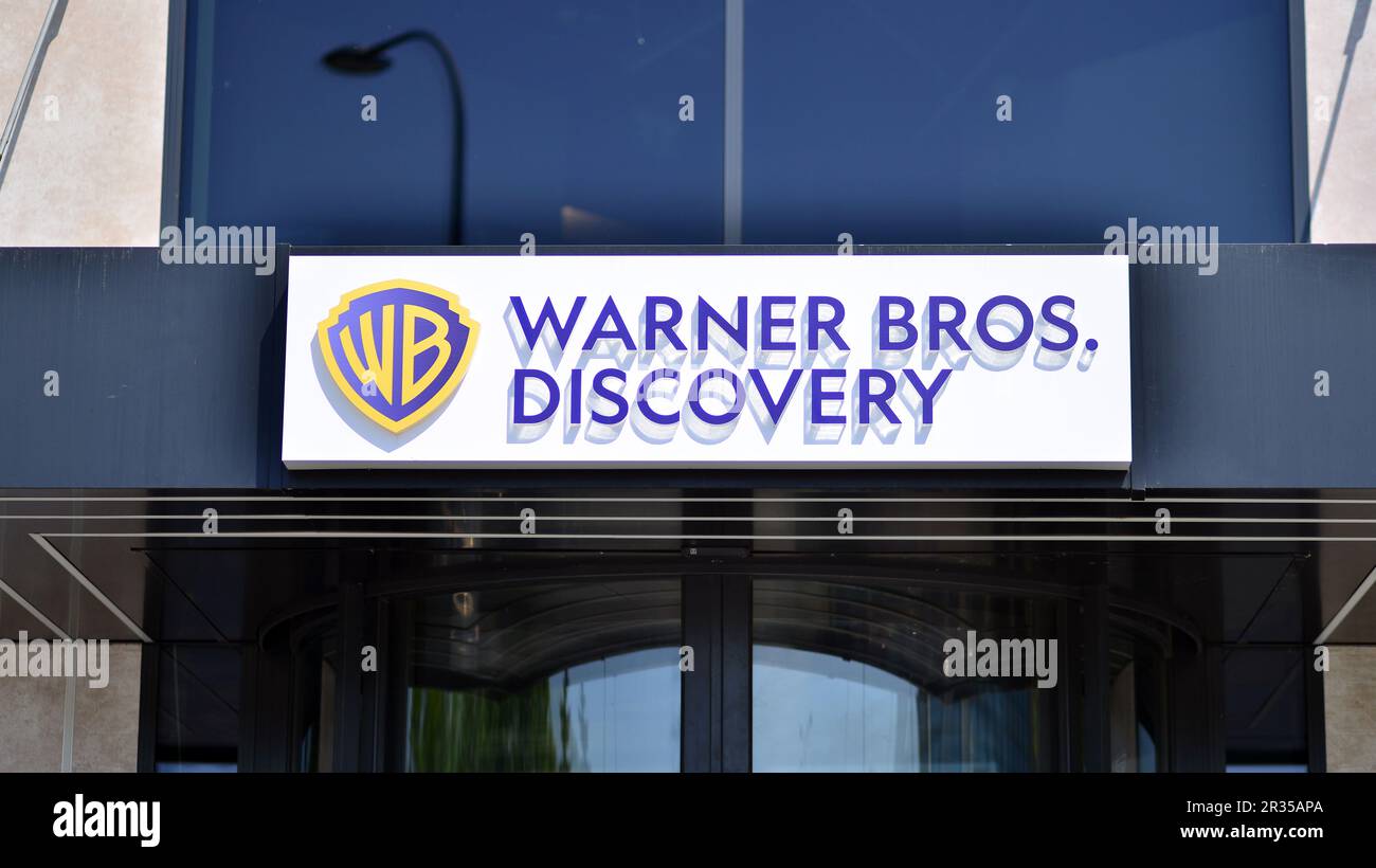 Varsovie, Pologne. 21 mai 2021. Signez Warner Bros. Discovery. Panneau de la société Warner Bros. Découverte Banque D'Images