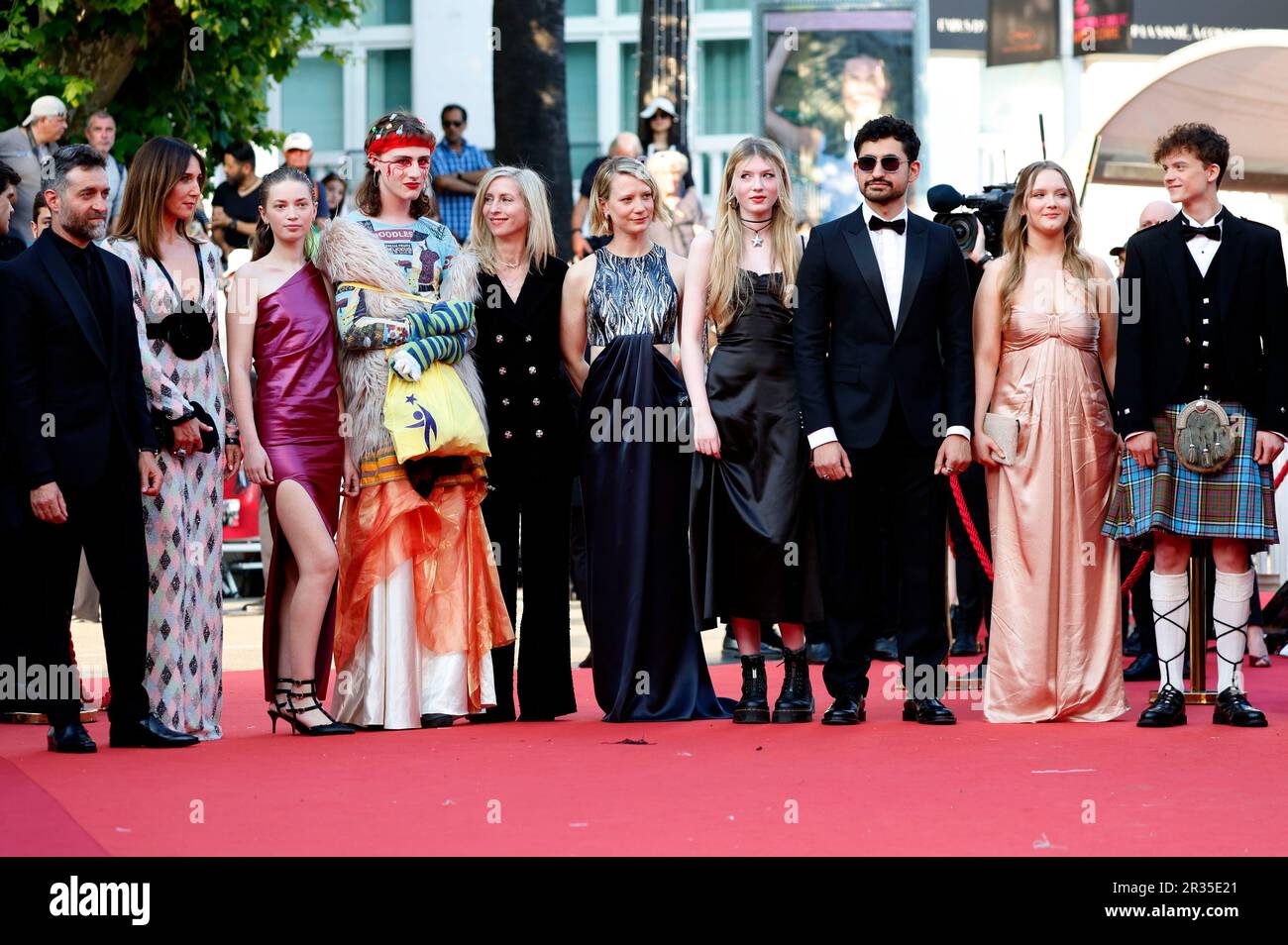 Cannes, Frankreich. 22nd mai 2023. Mathieu Demy, Elsa Zylberstein, Ksenia Devriendt, Luke Barker, Jessica Hausner, Mia Wasikowska, Florence Baker, Amir El-Masry, Gwen Currant und Samuel Anderson BEI der Premiere des Kinofilm 'Club Zero' auf dem Festival de Cannes 2023/76. Internationale Filmfestspiele von Cannes im Palais des Festivals. Cannes, 22.05.2023 crédit: Geisler-Fotopress GmbH/Alay Live News Banque D'Images