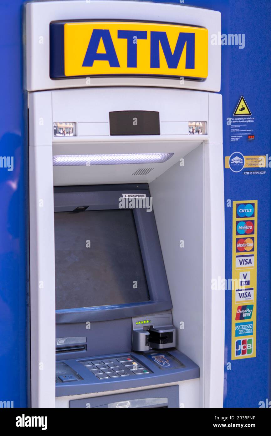 Distributeurs automatiques de billets au Portugal, en Europe. Machines de récupération d'argent dans la rue. Banque D'Images