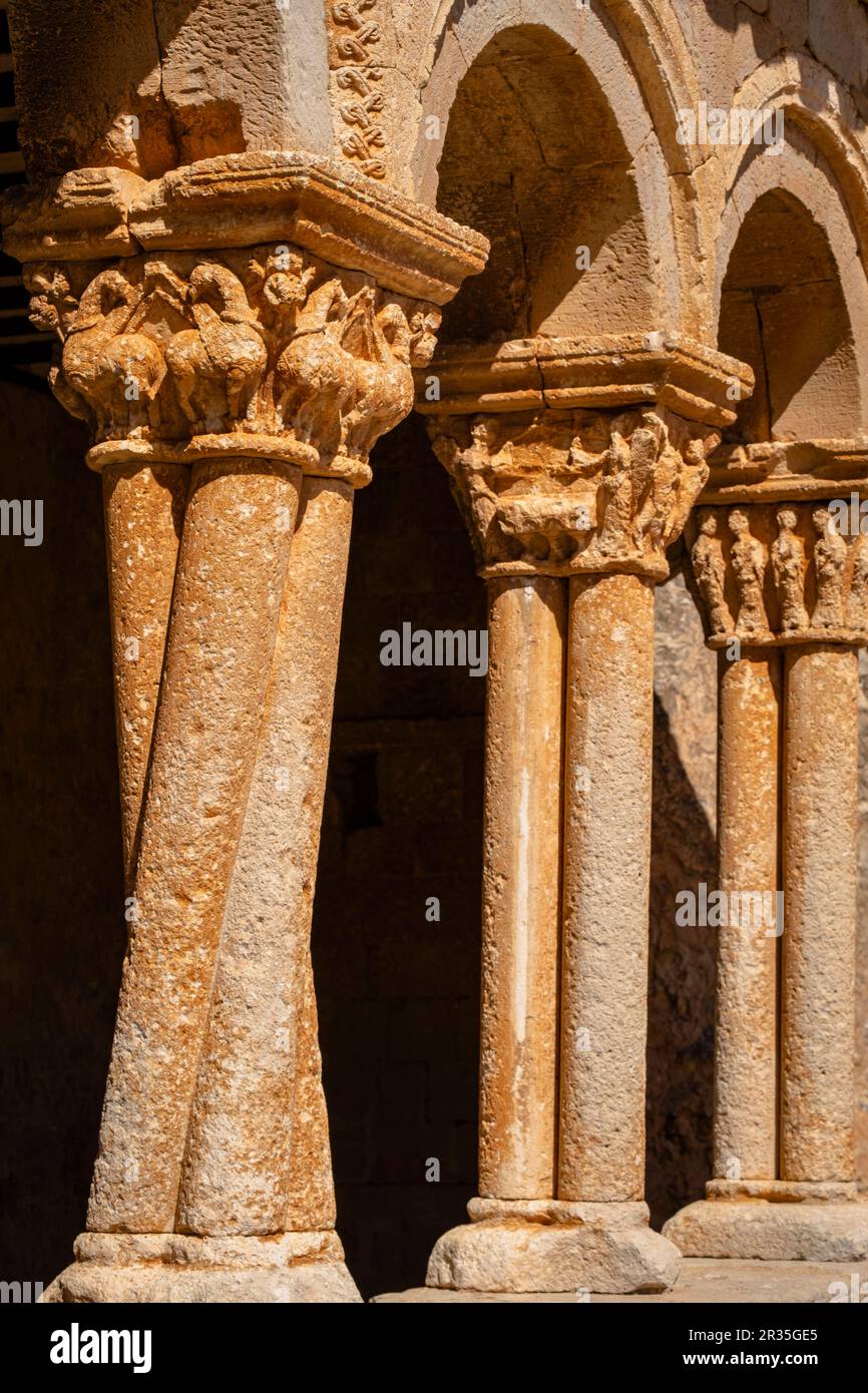 Columna de fustes, torsionados galería porticada, Iglesia de San Pedro Apóstol, Románico, siglo XII -declarada Monumento Histórico Artístico Nacional en 1935-, Caracena, Soria, Comunidad Autónoma de Castilla y León, Espagne, Europe. Banque D'Images