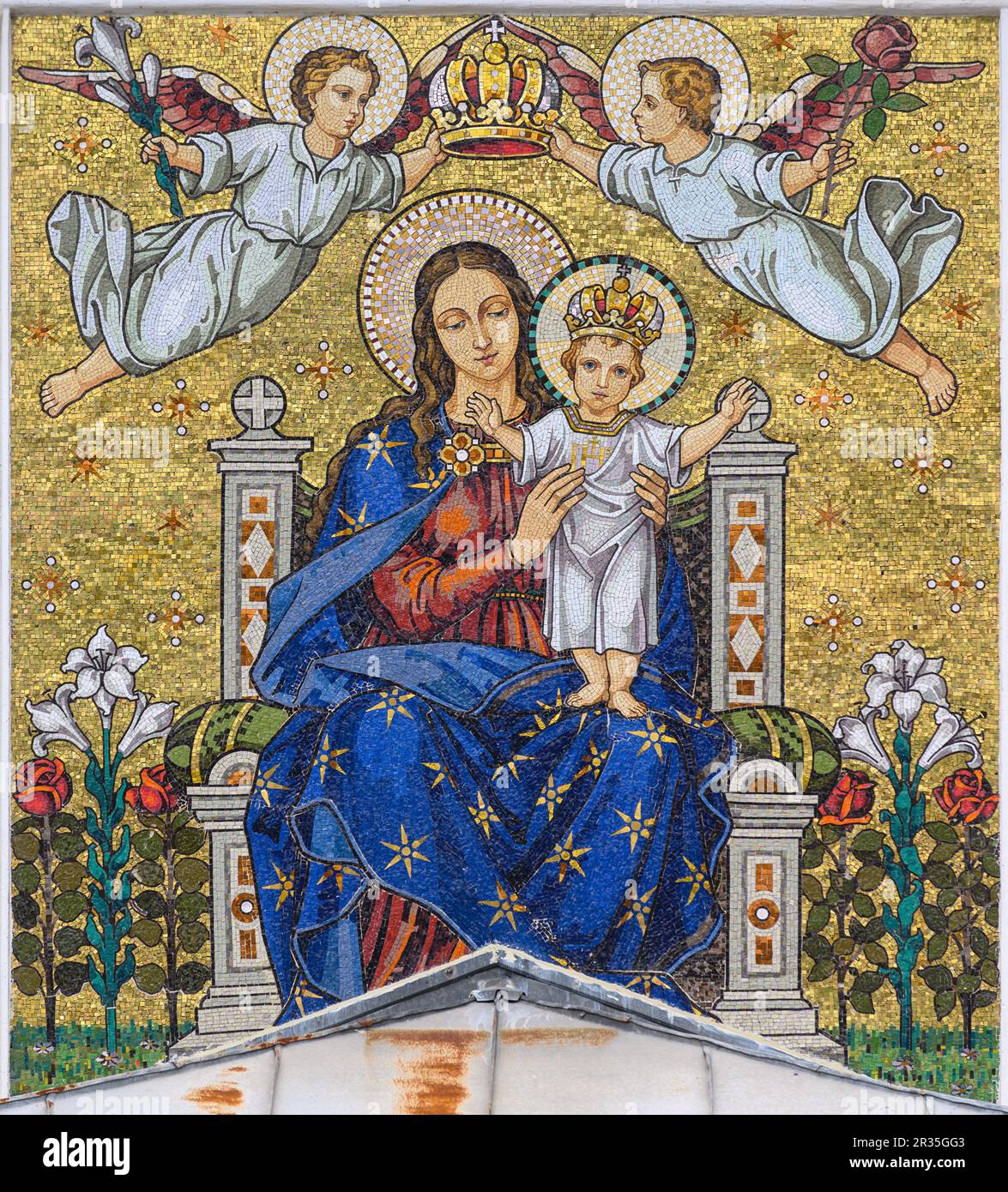La mosaïque sur le devant de l'église notre-Dame du Saint Rosaire à Haslau-Maria Ellend, Autriche. Banque D'Images
