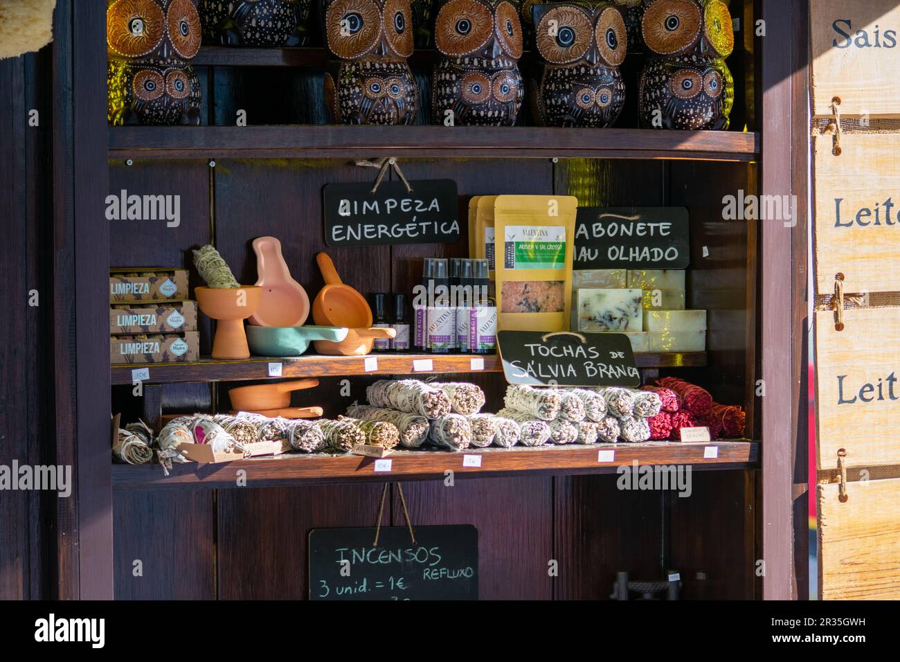 Les produits naturels, les huiles et les essences, la santé spirituelle et la santé mentale bénéficient des odeurs et des odeurs. Produits de thérapie naturelle. Nettoyages énergétiques. Banque D'Images