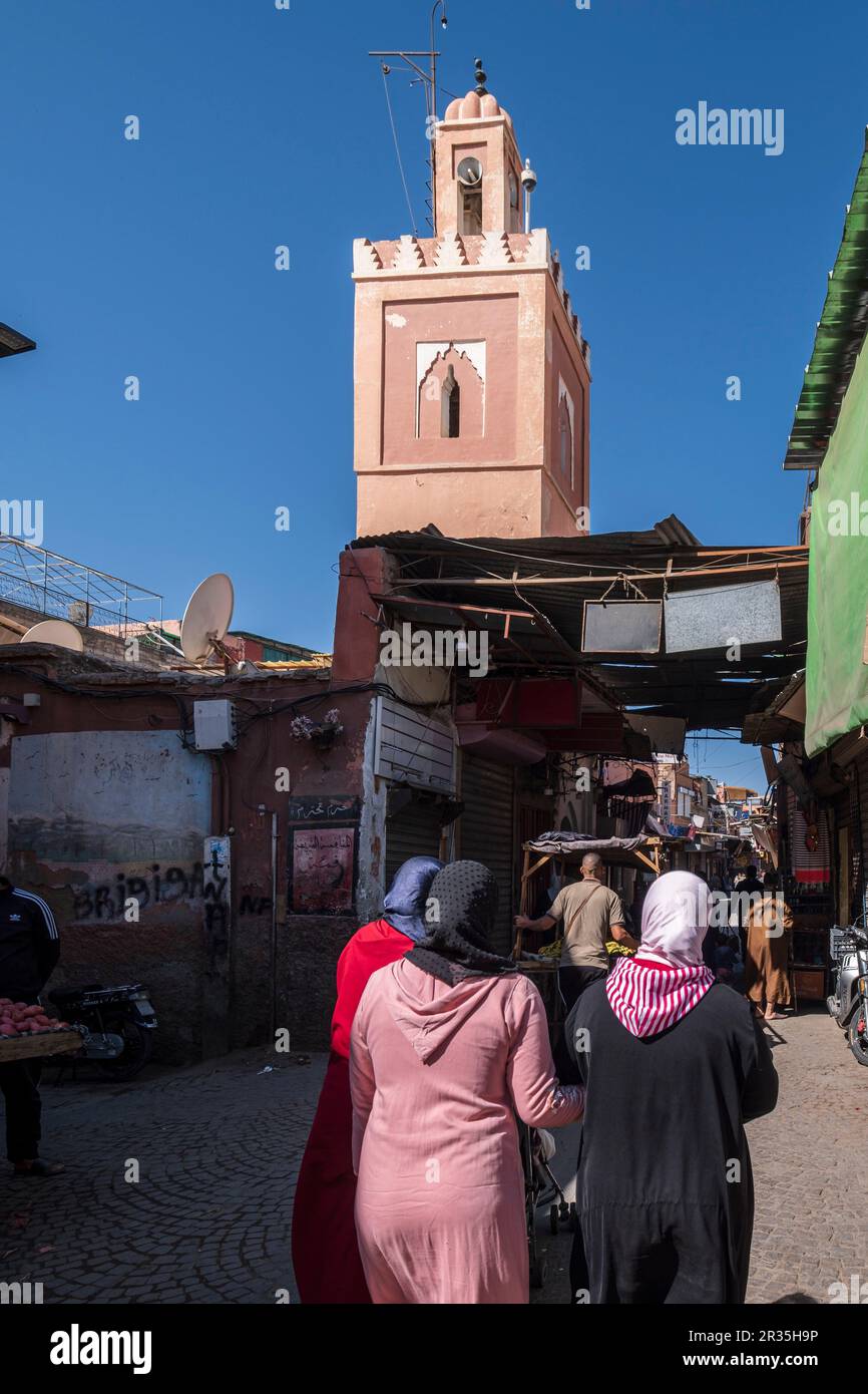 Femmes marchant dans la rue Derb Dabachi, marrakech, maroc, afrique. Banque D'Images