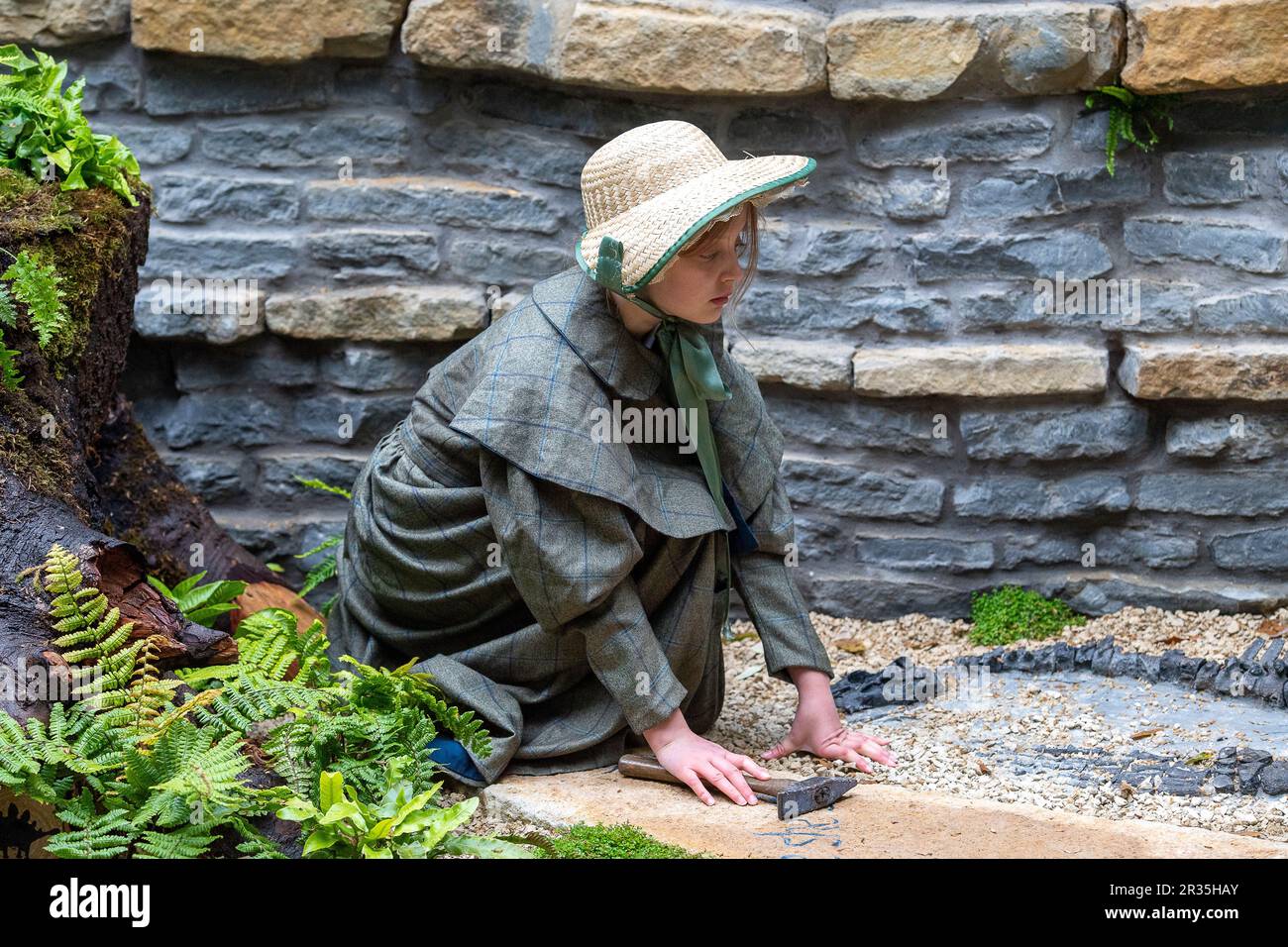 Chelsea, Londres, Royaume-Uni. 22nd mai 2023. Le Mary Anning Space pour apprendre balcon et jardin de conteneurs. Des élèves de l'école primaire de Charmouth à Dorset, où le jardin sera relocalisé après le spectacle, exploreront le jardin tandis qu'une jeune Mary Anning (élève Olivia en photo) jetons les rochers pour découvrir des fossiles. Mary Anning, qui a souvent été trouvé sur les rockfaces à Charmouth et Lyme Regis, était un collectionneur de fossiles anglais, revendeur, et paléontologue qui est devenu connu dans le monde entier pour les découvertes de fossiles. Crédit : Maureen McLean/Alay Live News Banque D'Images