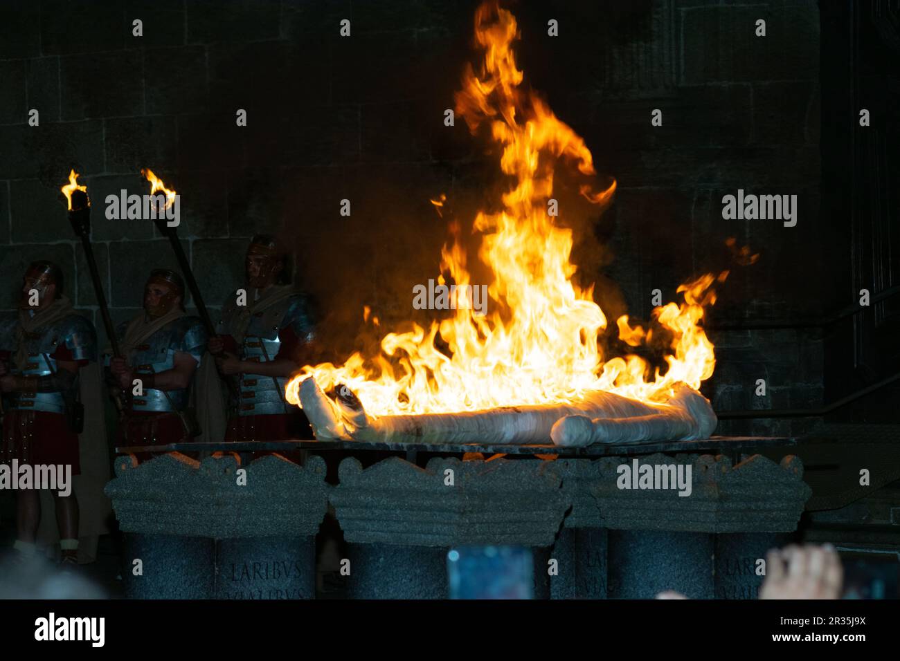 L'incendie d'un cadavre de soldats romains, rue Bracara Augusta agissant dans la ville de Braga, Portugal. Incinération d'une représentation de corps momifié. Banque D'Images