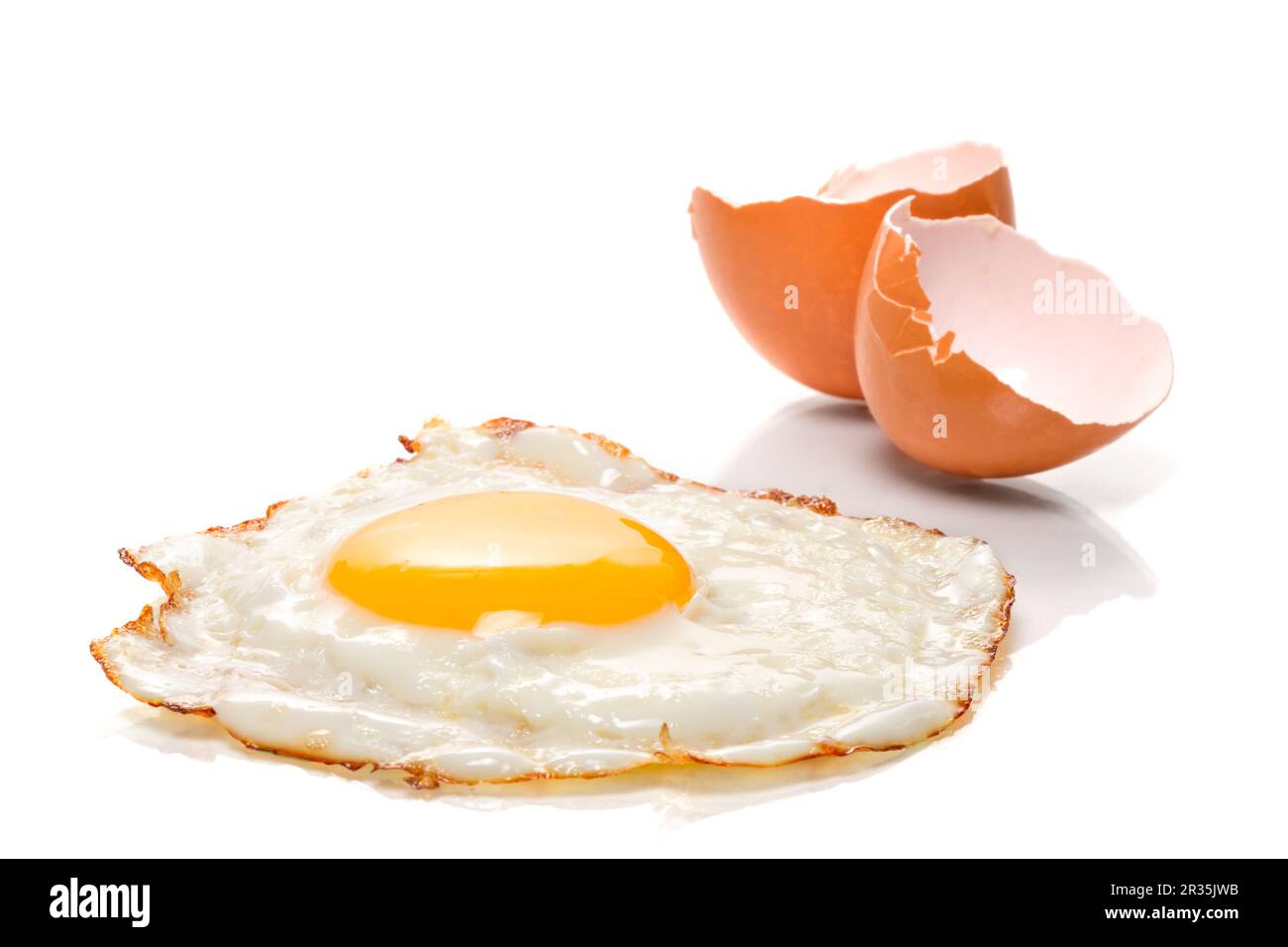Œuf frit avec coquilles d'œufs brunes Banque D'Images