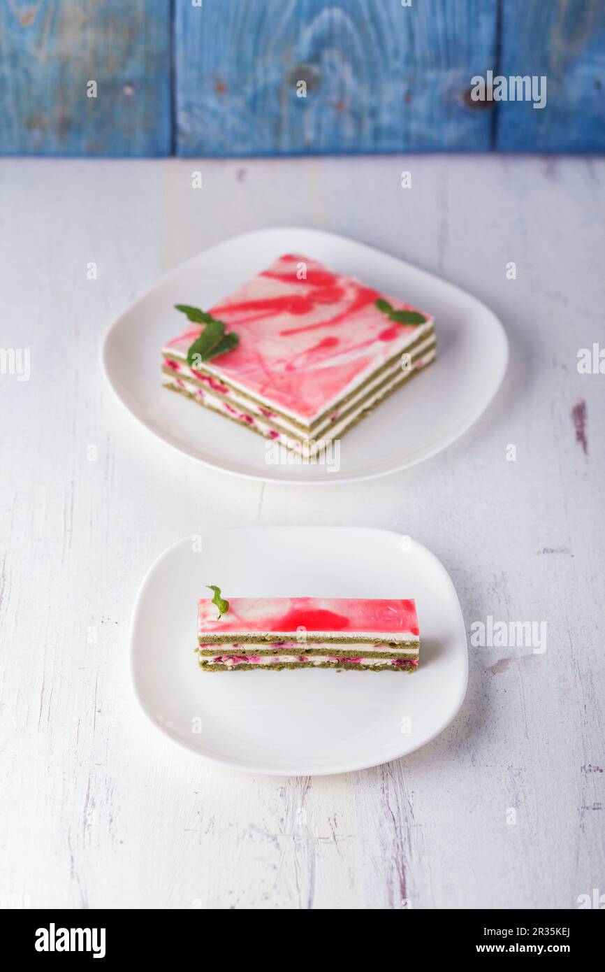 Gâteau de matcha avec garniture à la crème de framboise Banque D'Images