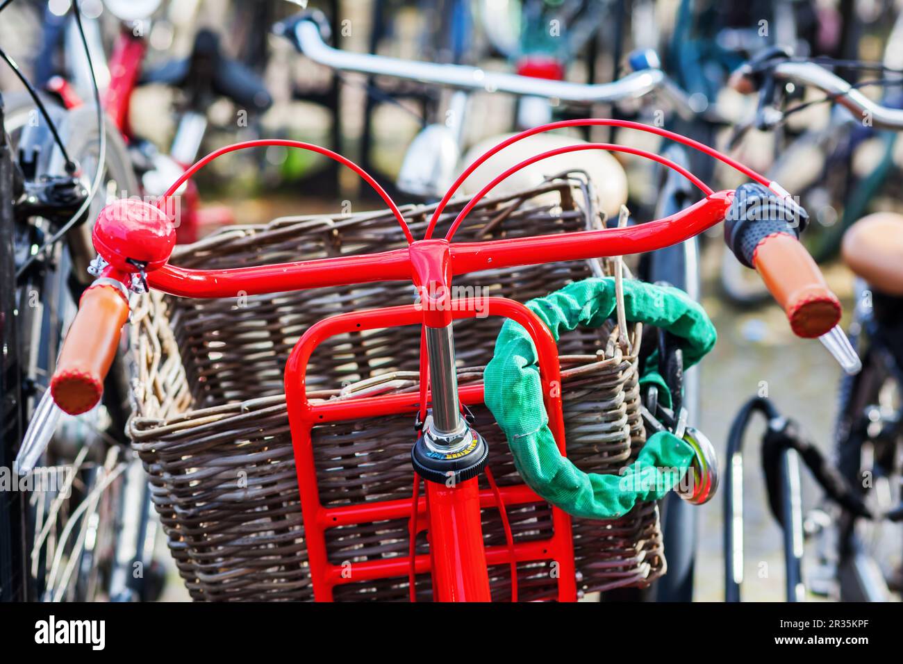 Vélo rouge dans un parking pour vélos Banque D'Images