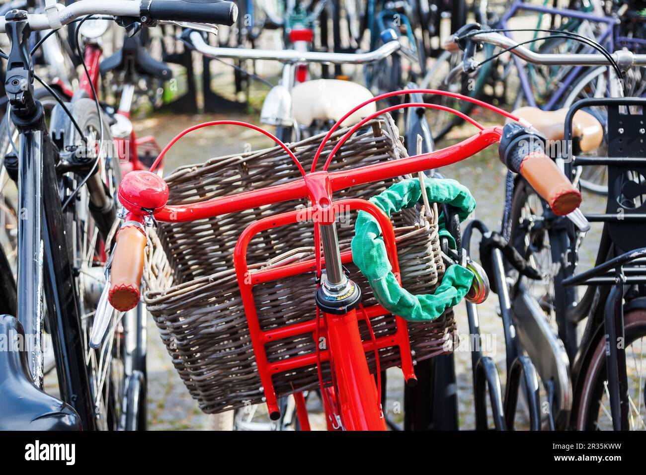 Vélo rouge dans un parking pour vélos Banque D'Images