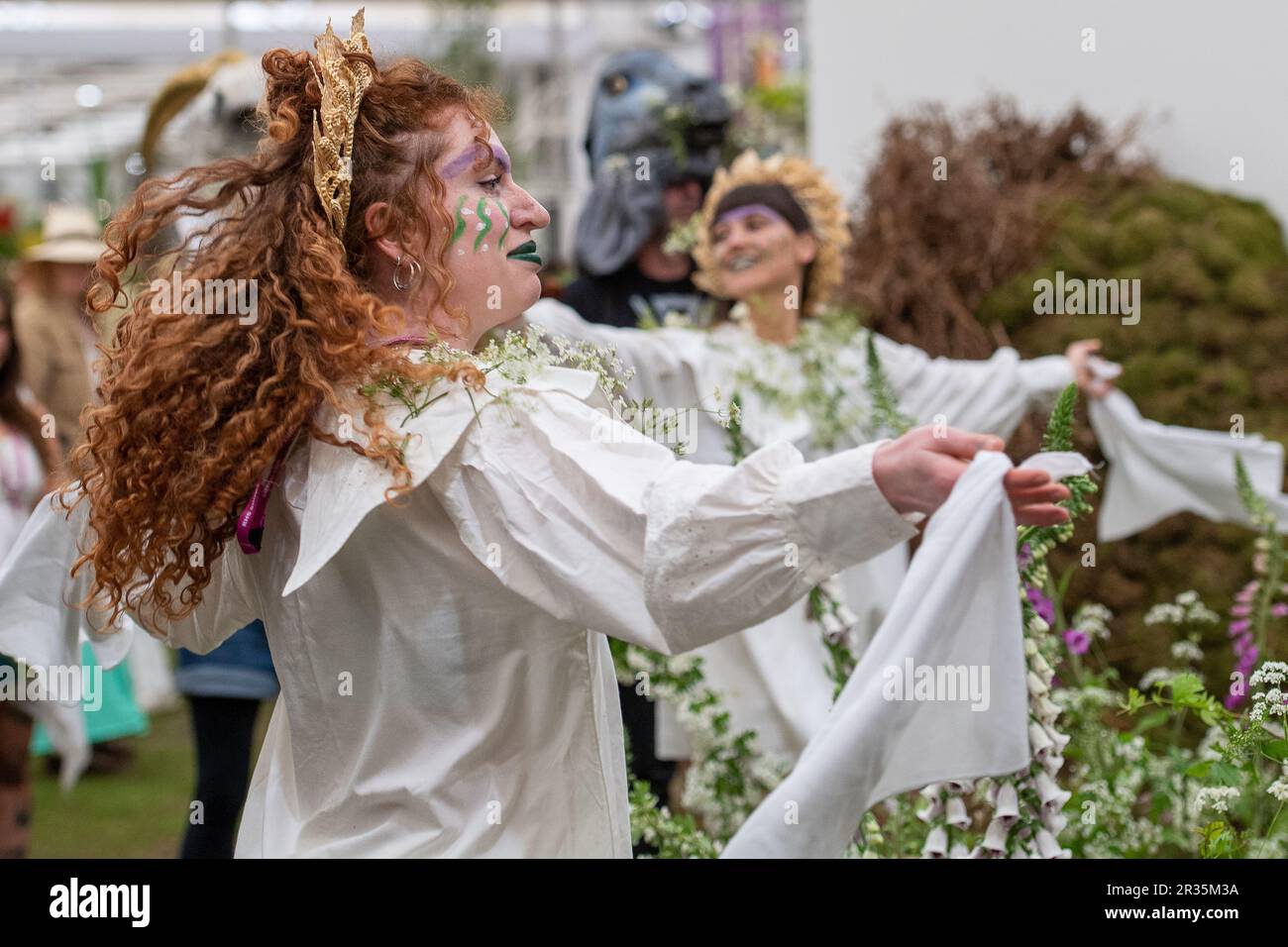 Chelsea, Londres, Royaume-Uni. 22nd mai 2023. Un Morris Side, le patron morris, se produit avec un violon vivant et une concertina anglaise comme une ode à la tradition anglaise vivante de la danse morris, en s'inspirant du thème de l'exposition Thistle by nature qui célèbre le paysage britannique antique. Crédit : Maureen McLean/Alay Live News Banque D'Images