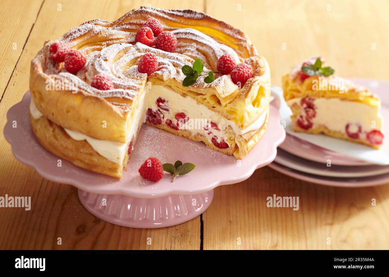 Un cheesecake crémeux léger à base de pâte de choux aux framboises Banque D'Images