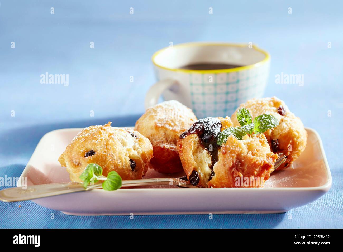 Schwemmertjes – beignets aux raisins de Corinthe et au sirop de sucre (Allemagne du Nord) Banque D'Images