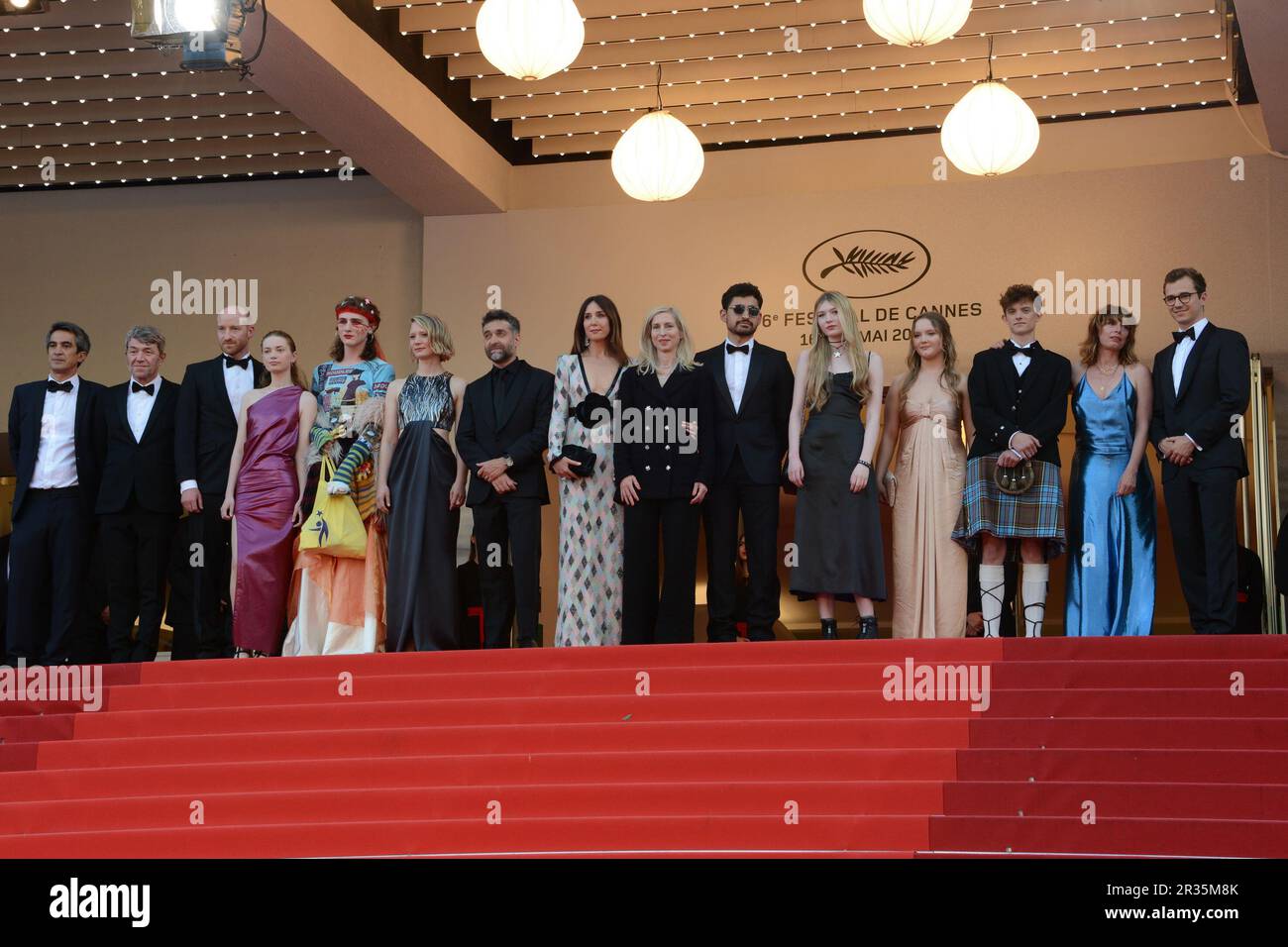 22 mai 2023, CANNES, France: CANNES, FRANCE - MAI 22: Productrice Phillipe Bober, Lukas Turtur, Ksenia Devriendt, Luke Barker, Mia Wasikowska, Mathieu Demy, Elsa Zylberstein, directrice Jessica Hausner, Amir El-Masry, Florence Baker, Gwen Currant, Samuel D Anderson, Geraldine Bajard et productrice Johannes Schubert assistent au tapis rouge « Club Zero » lors du festival annuel de Cannes 76th au Palais des Festivals sur 22 mai 2023 à Cannes, France. (Credit image: © Frederick Injimbert/ZUMA Press Wire) USAGE ÉDITORIAL SEULEMENT! Non destiné À un usage commercial ! Banque D'Images