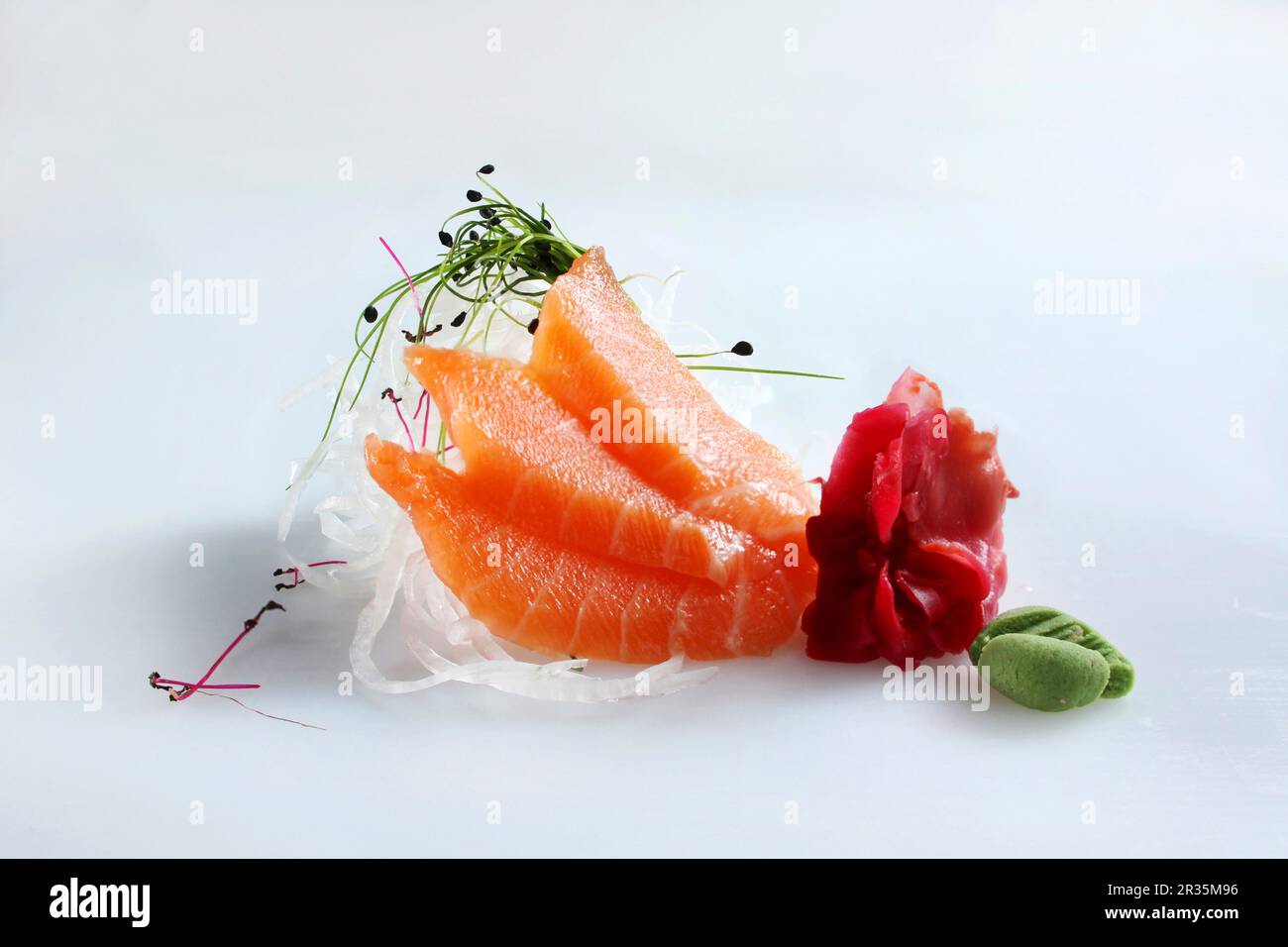 Sashimi au saumon et fèves germées et wasabi Banque D'Images