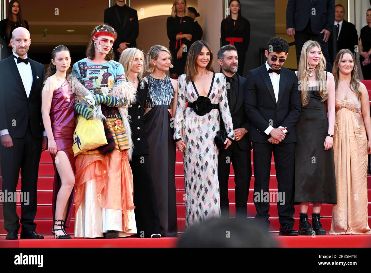 Cannes, France. 22nd mai 2023. 76th Festival de Cannes 2023, soirée 7 - film tapis rouge 'Club Zero'. Sur la photo Lukas Turtur, Mathieu Demy, Elsa Zylberstein, Ksenia Devriendt, Luke Barker, Directrice Jessica Hausner, Mia Wasikowska, Florence Baker, Amir El-Masry, Gwen Currant et Samuel D Anderson Credit: Independent photo Agency/Alay Live News Banque D'Images