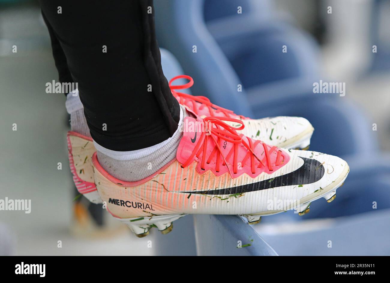 Berlin, Allemagne - 12 mai 2023 : gros plan des chaussures de football Nike  Mercurial sur les jambes d'un joueur de football non identifié Photo Stock  - Alamy