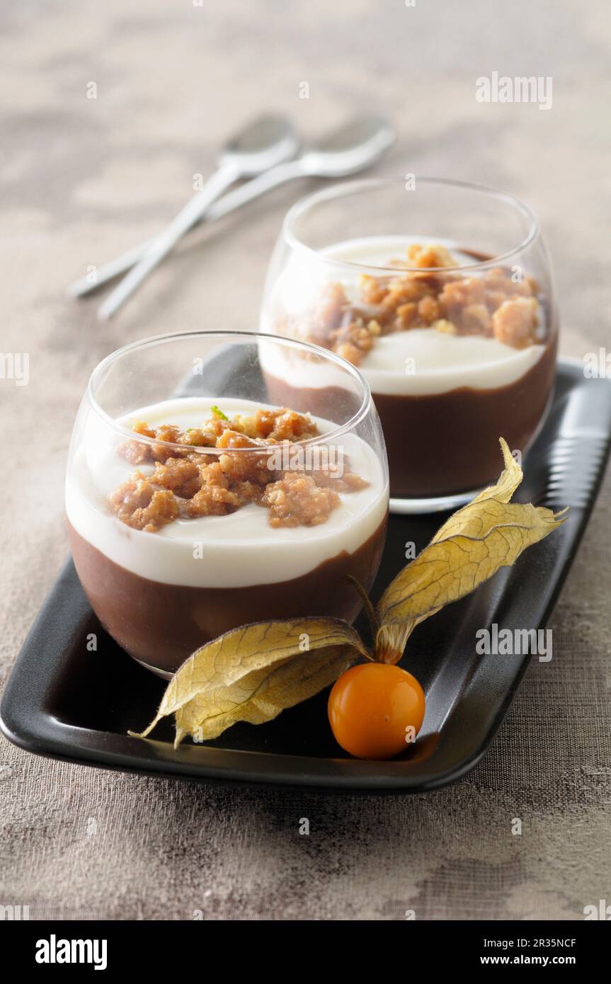 Granita au café et au chocolat avec crème et biscuits Banque D'Images