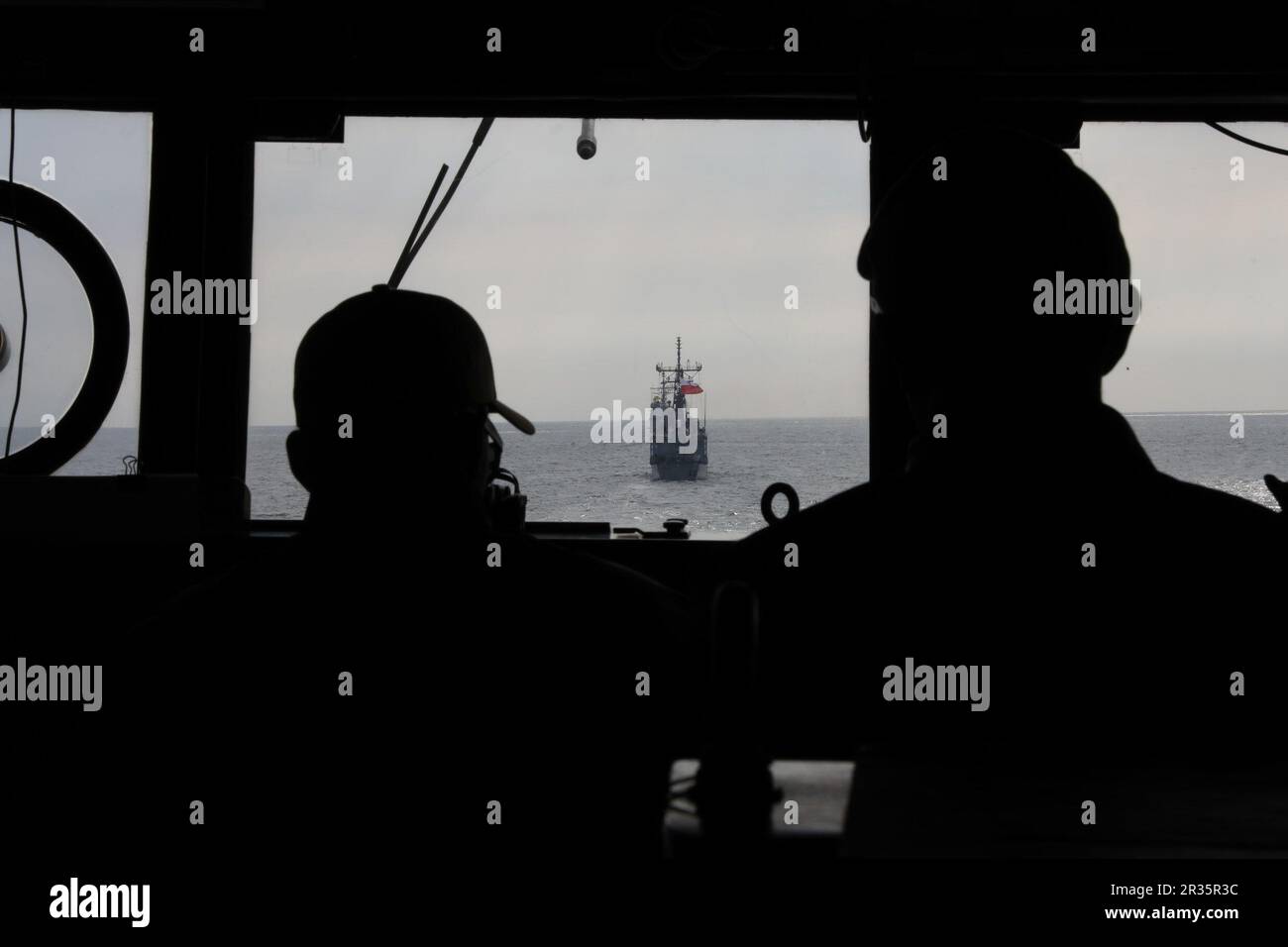 230521-N-AL206-1014 OCÉAN ATLANTIQUE (21 mai 2023) le destroyer de la classe Arleigh Burke USS Thomas Hudner (DDG 116) participe à un exercice photo avec les alliés de l'OTAN alors qu'il est en cours dans l'océan Atlantique, à 20 mai 2023. Thomas Hudner fait partie du groupe de grève des transporteurs Gerald R. Ford et est en cours de déploiement aux États-Unis Marine Forces Europe zone d'opérations, employée par les États-Unis Sixième flotte pour défendre les intérêts des États-Unis, des alliés et des partenaires. (É.-U. Photo de la marine par le spécialiste des communications de masse 2nd classe Kerri Kline) Banque D'Images