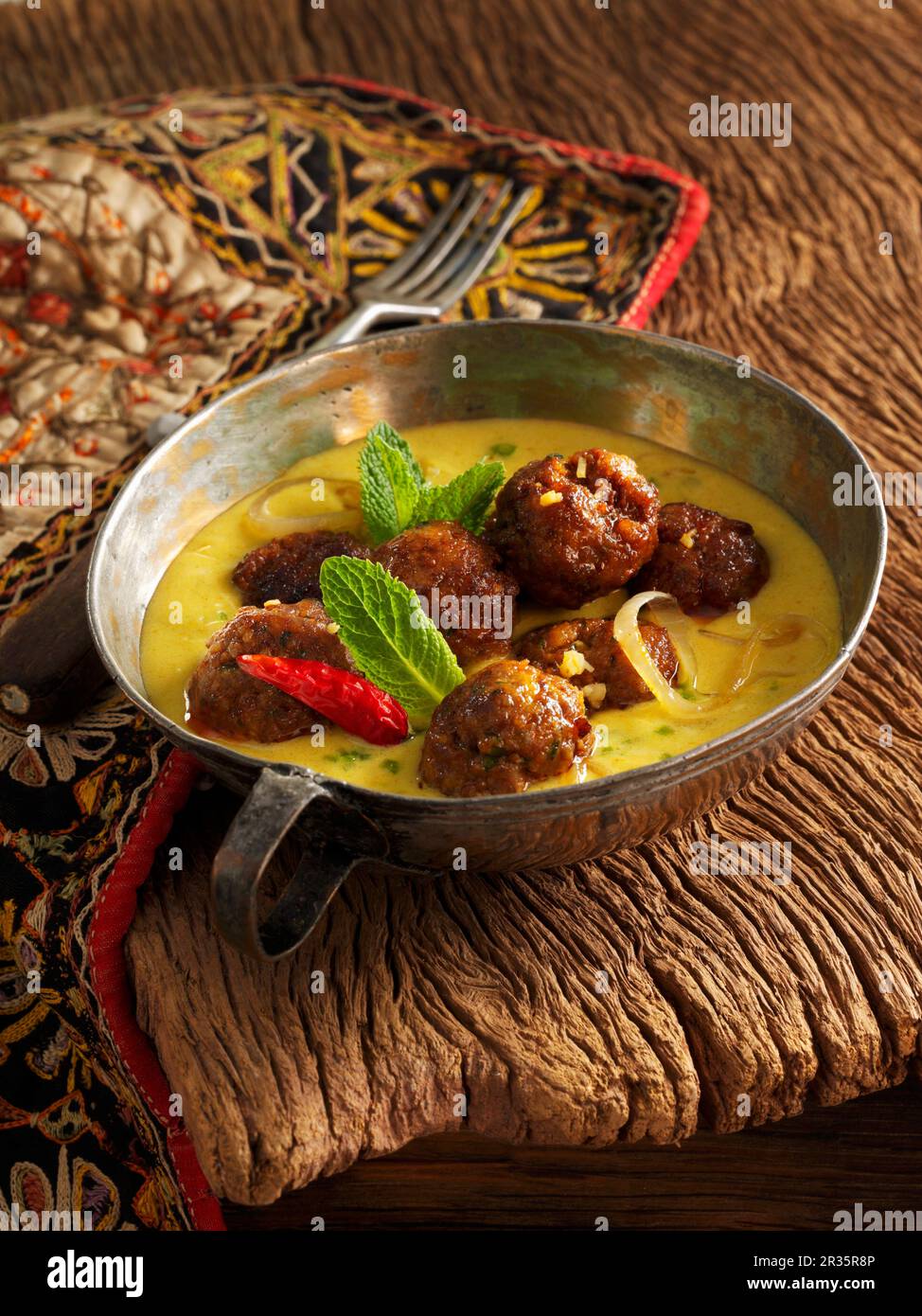 Boulettes de viande d'agneau indien dans une sauce au curry Banque D'Images