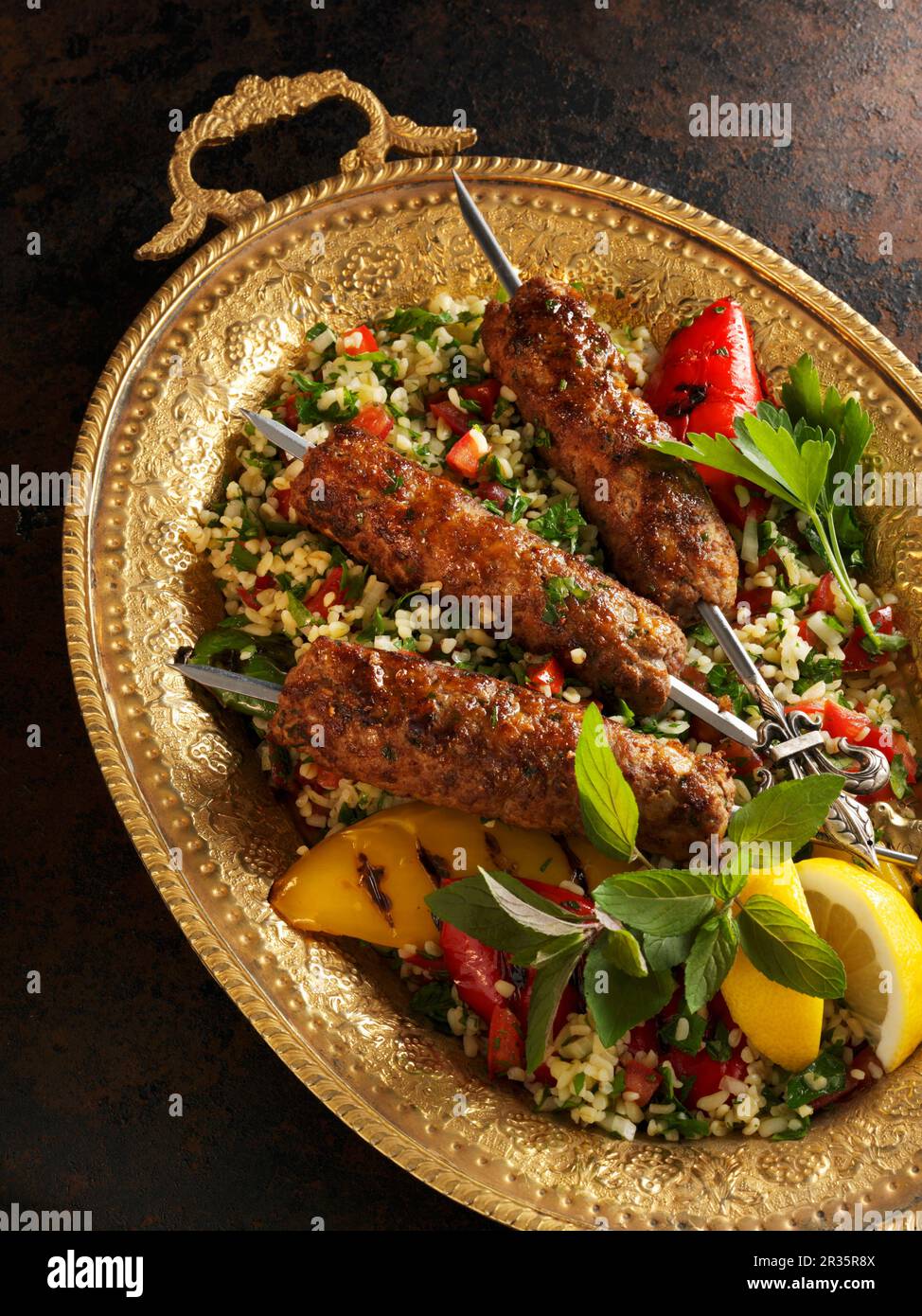 Brochettes d'agneau hachées à l'orientale sur un lit de tabboulé Banque D'Images